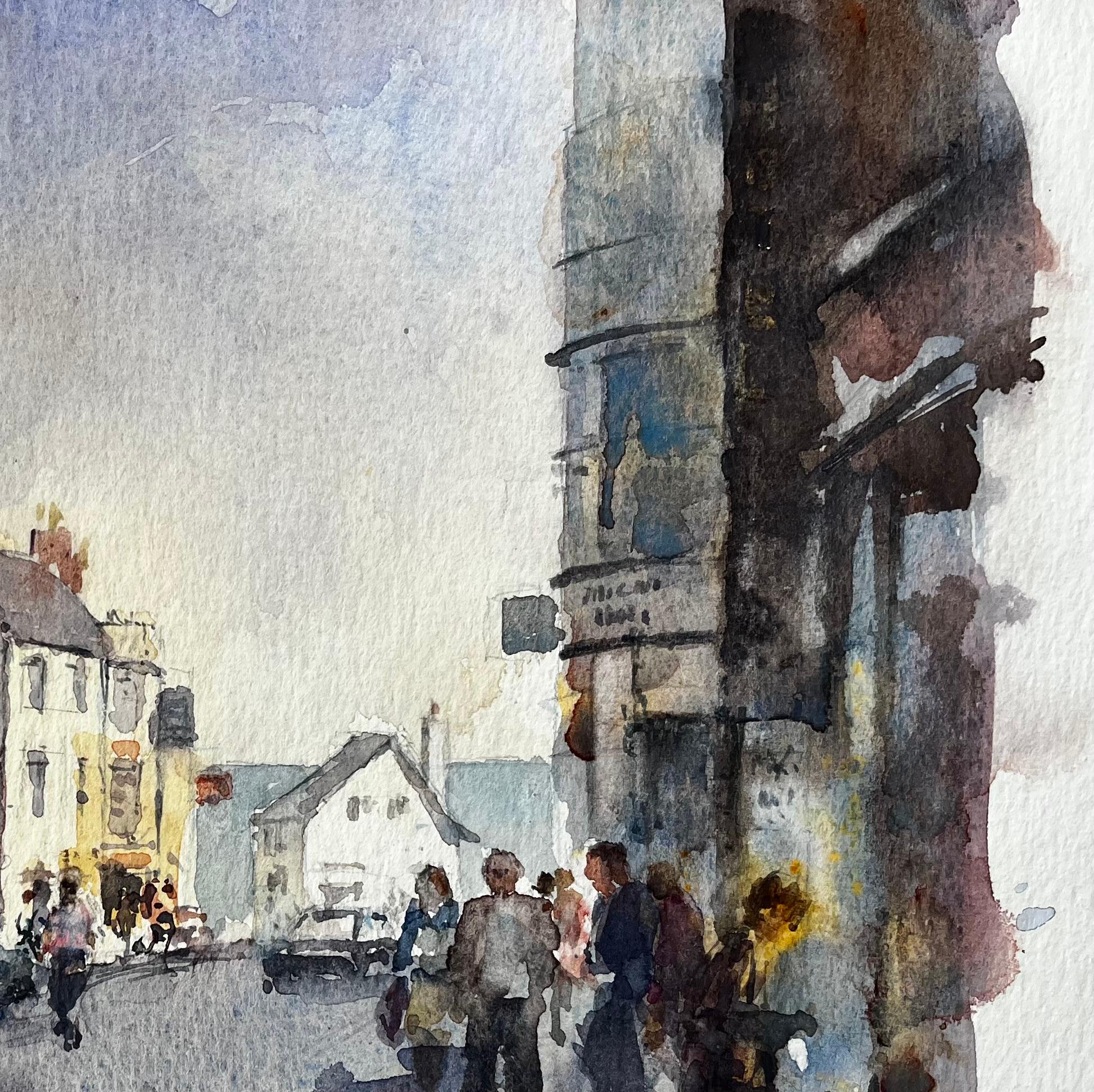 Belebte Hauptstraße mit Figuren Autos und gelben Stadthäusern Aquarell (Grau), Landscape Art, von Anthony Herbert