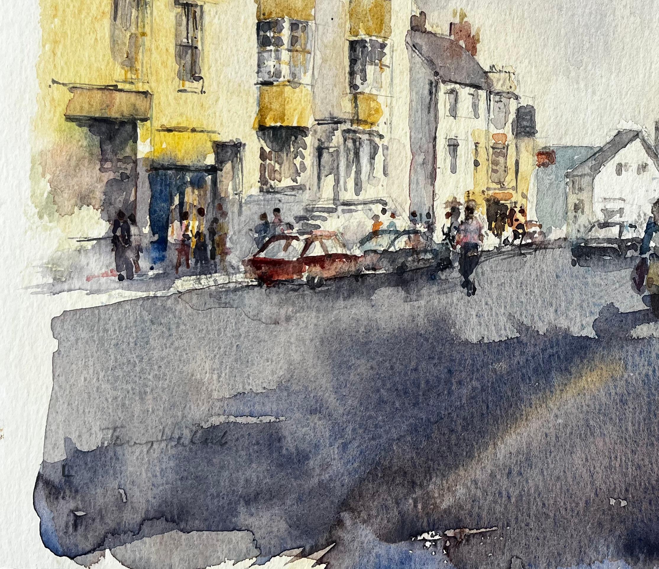 Belebte Hauptstraße mit Figuren Autos und gelben Stadthäusern Aquarell im Angebot 1