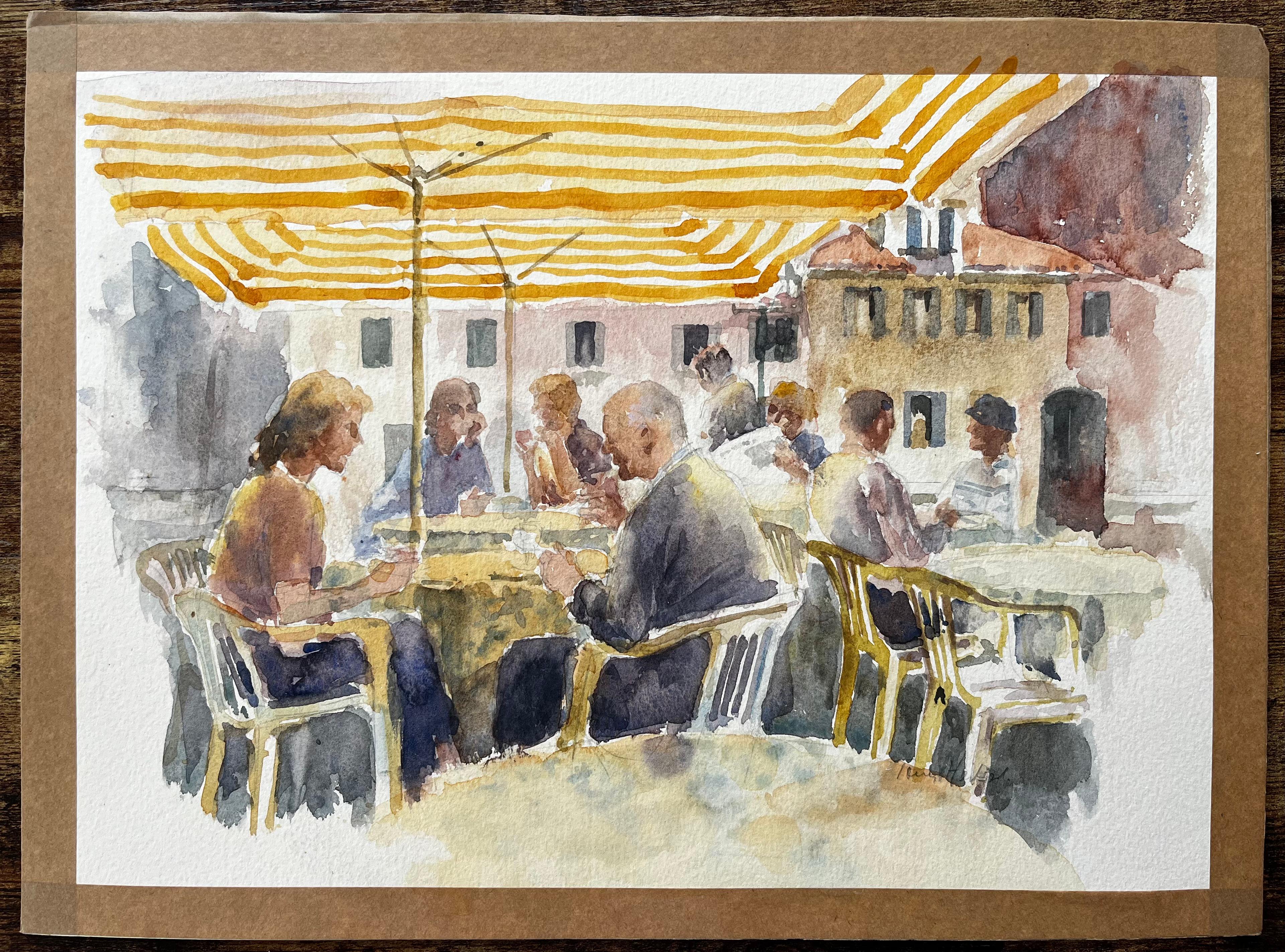 Cafe Szene in italienischen Piazza mit gelben gestreiften Markise und Diners – Art von Anthony Herbert