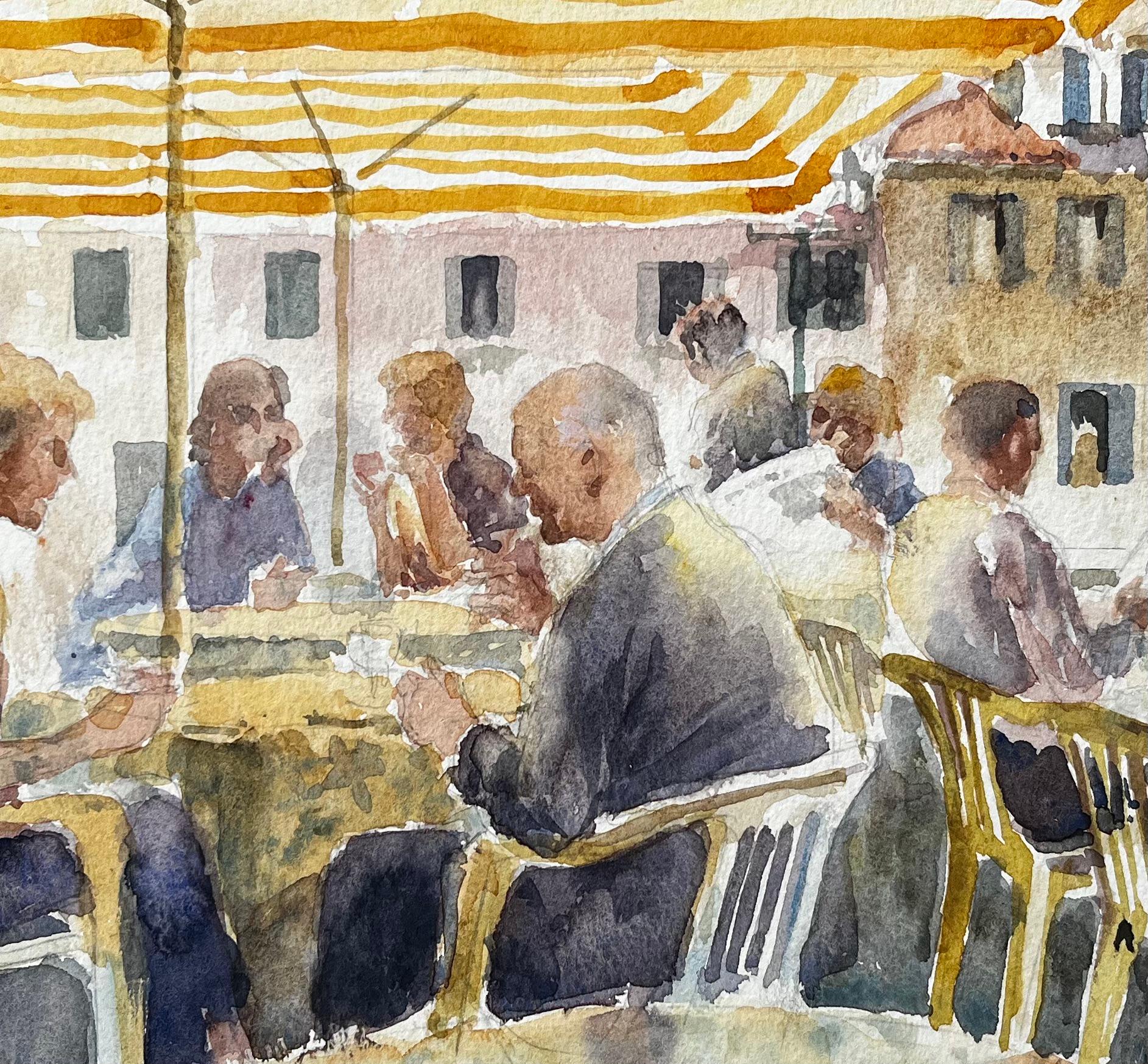 Cafe Szene in italienischen Piazza mit gelben gestreiften Markise und Diners im Angebot 2