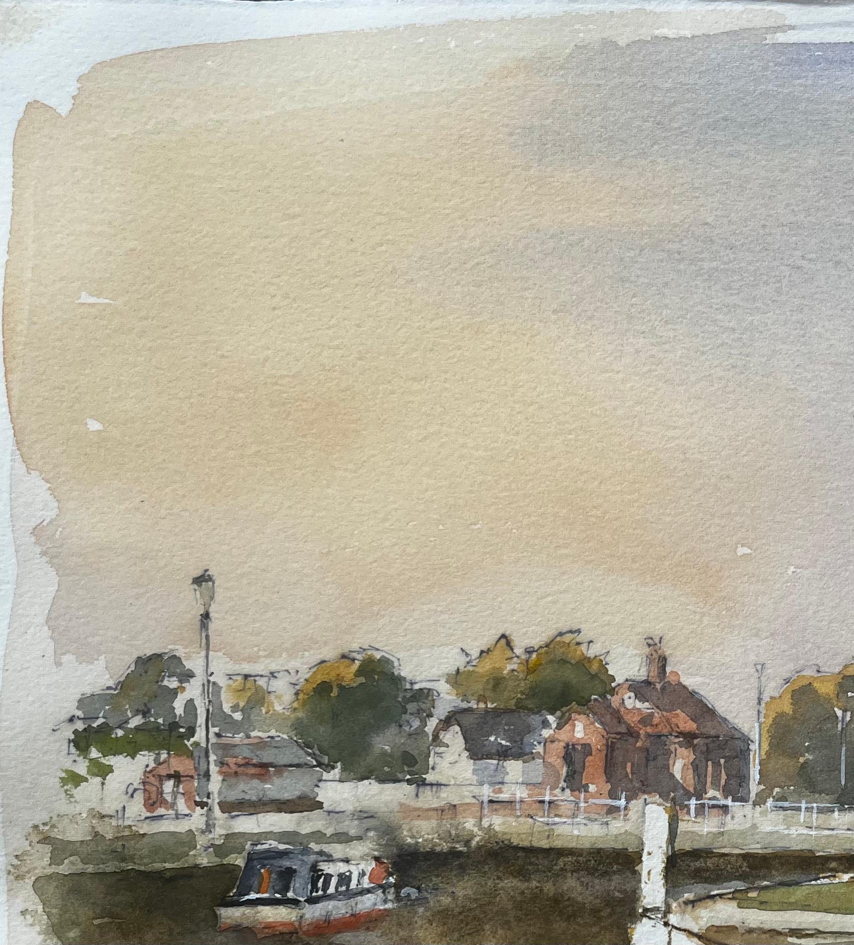 Titel: Kanalszene mit Schleuse und Bootshaus Windsor Aquarell mit Herbstlicht
Von Tony Herbert (1927-2024)
Medium: Aquarell auf Papier, ungerahmt
Größe: 12,25 Zoll (Höhe) x 13 Zoll (Breite)
Zustand: gut, einige altersbedingte
