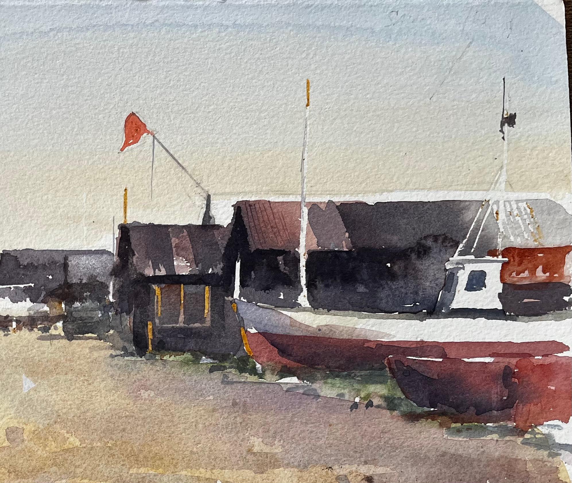 Küstenwerft mit Fischerhütten, gestrandeten Booten und roter Flagge Aquarellszene (Impressionismus), Art, von Anthony Herbert