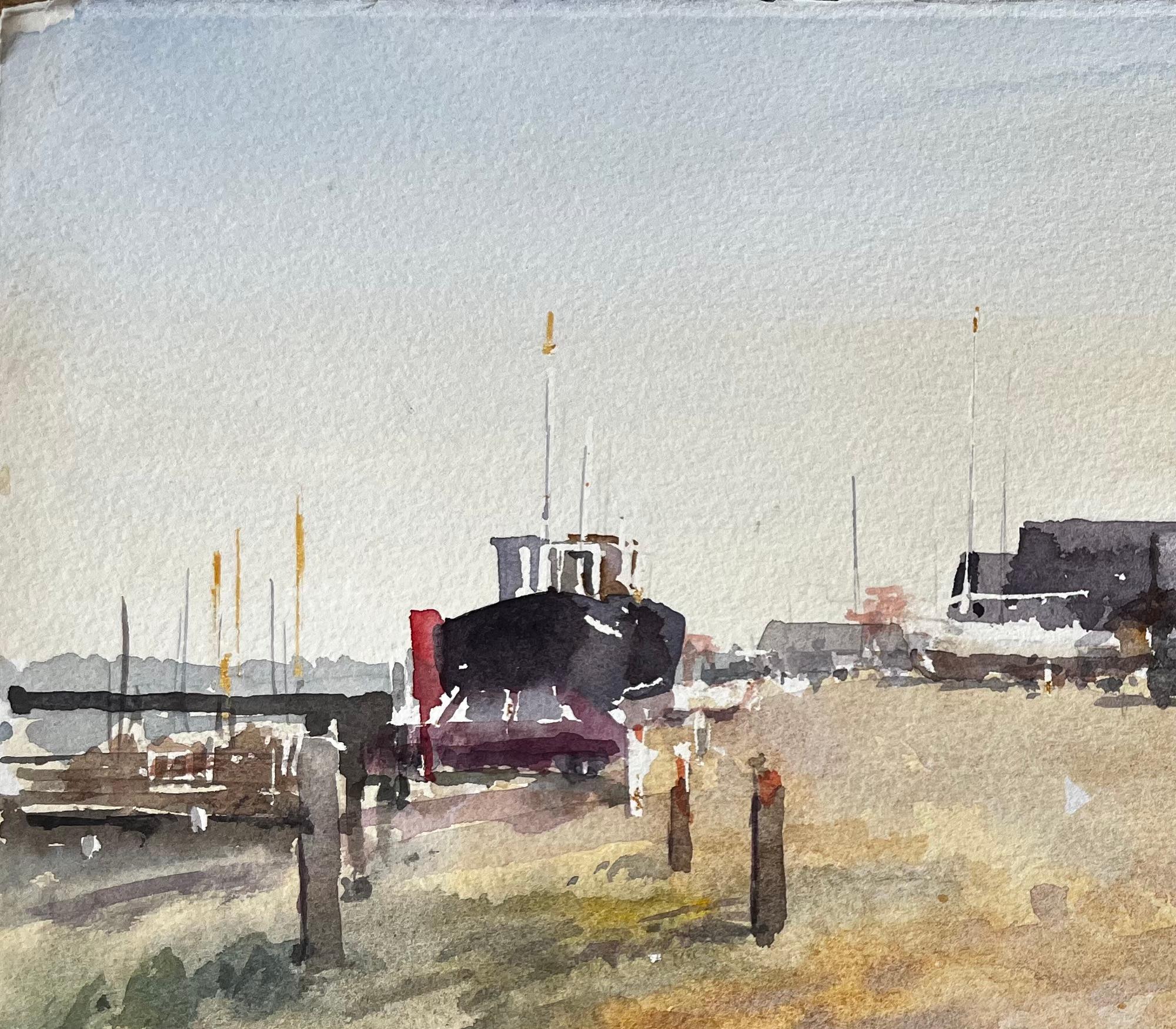 Titel: Küstenwerft mit Fischerhütten, gestrandeten Booten und roter Flagge Aquarellszene
Von Tony Herbert (1927-2024)
Signiert: Rechts unten
Medium: Aquarell auf Künstlerpapier
Größe: 11,25 x 15,75 Zoll 
Zustand: Insgesamt gut; leichte Randabnutzung