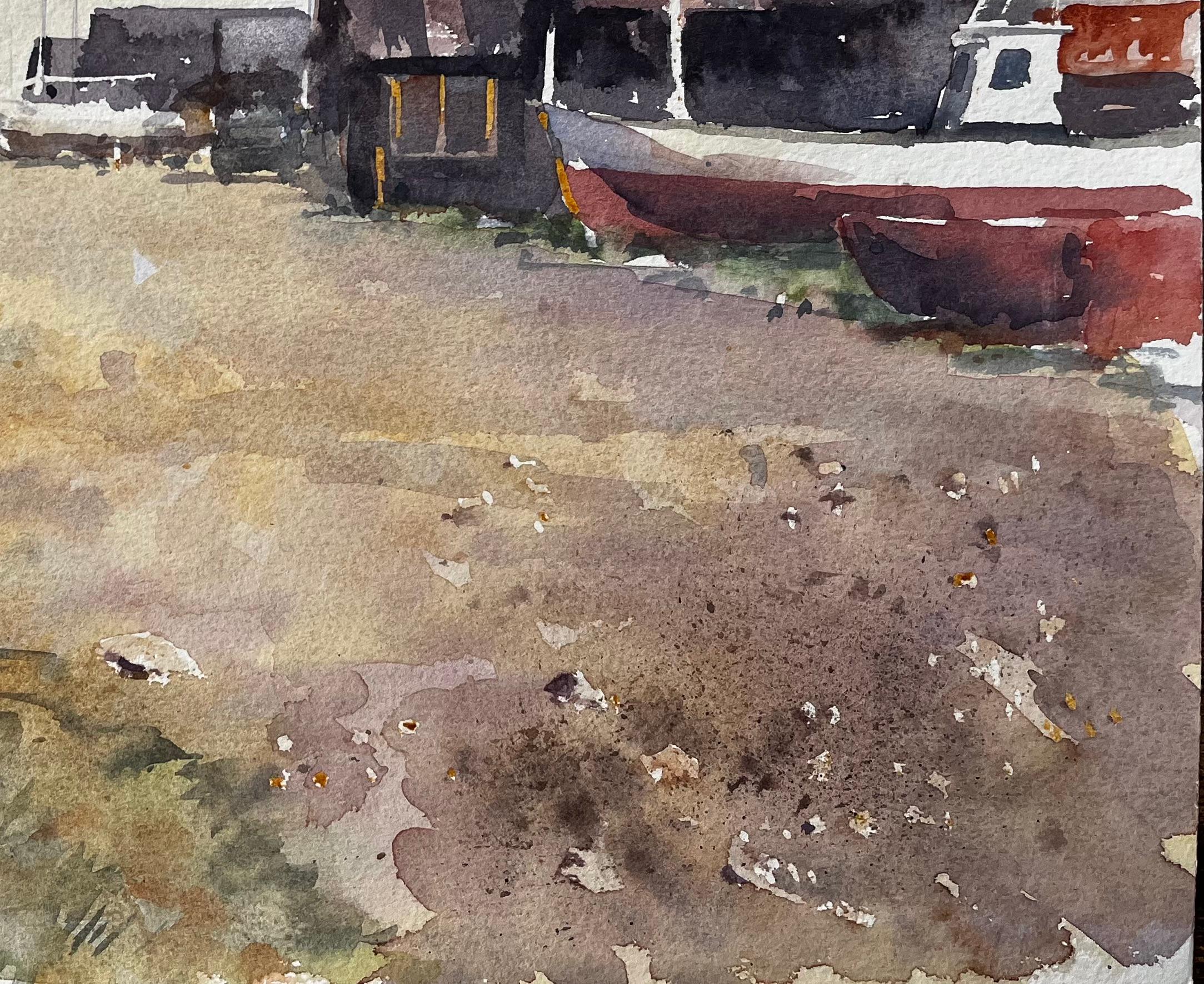 Küstenwerft mit Fischerhütten, gestrandeten Booten und roter Flagge Aquarellszene im Angebot 2