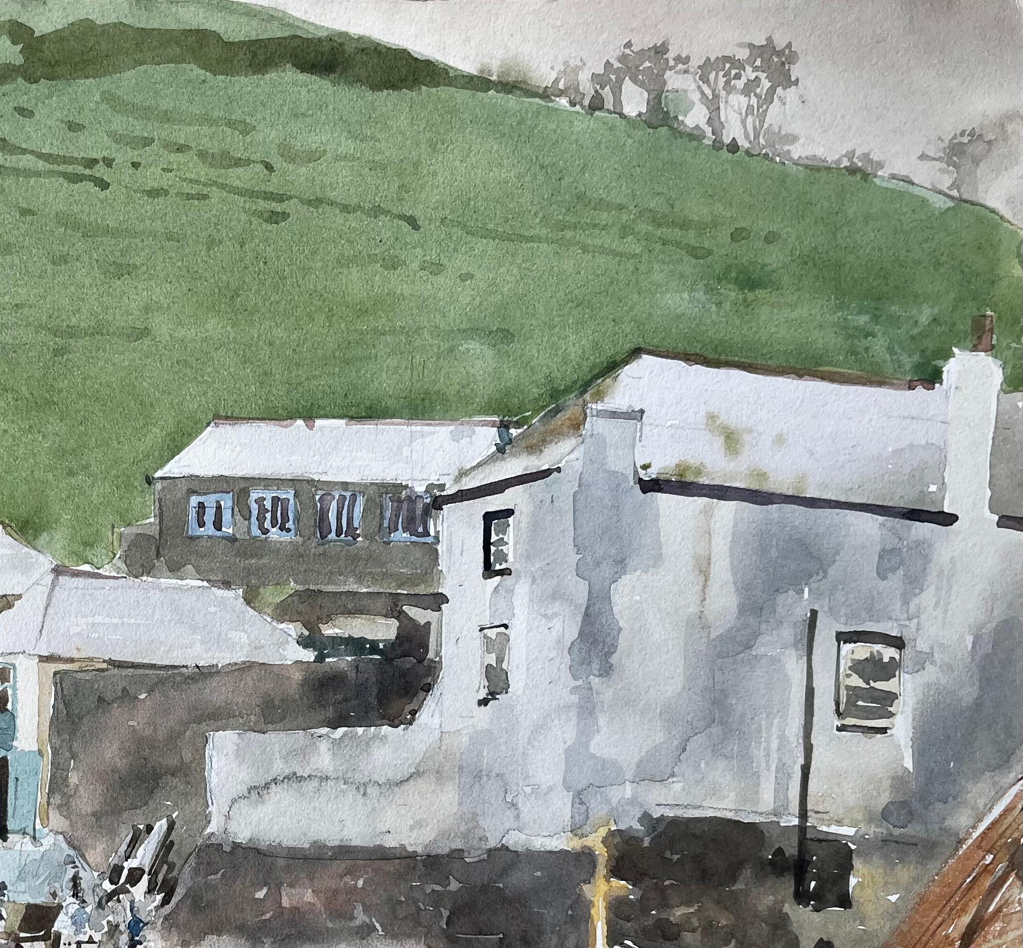 Village côtier avec bateaux et scène portuaire à flanc de colline Aquarelle - Gris Landscape Art par Anthony Herbert