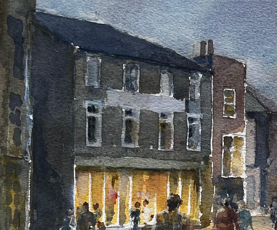 Escena nocturna en una calle principal con compradores y ventanas iluminadas Acuarela británica - Landscape Art Gris de Anthony Herbert