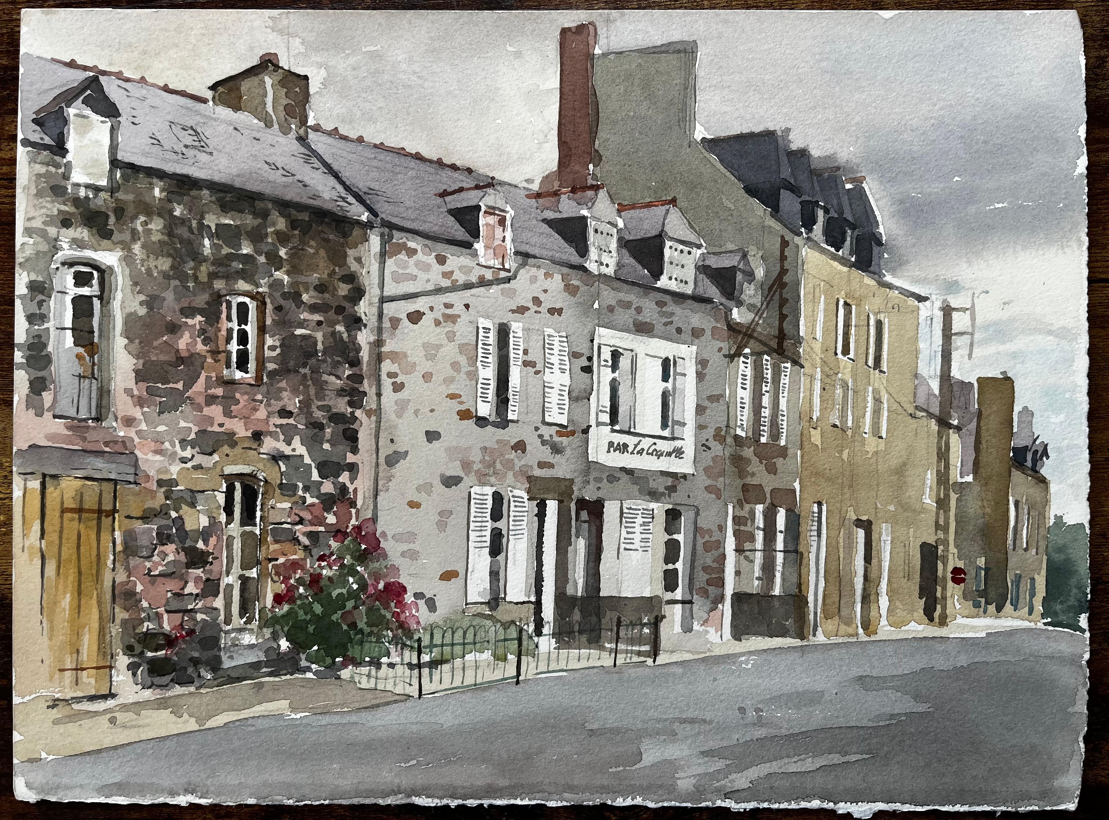 Französische Straßenszene mit Bar La Coquille Stadthaus im normannischen Stil Aquarell – Painting von Anthony Herbert