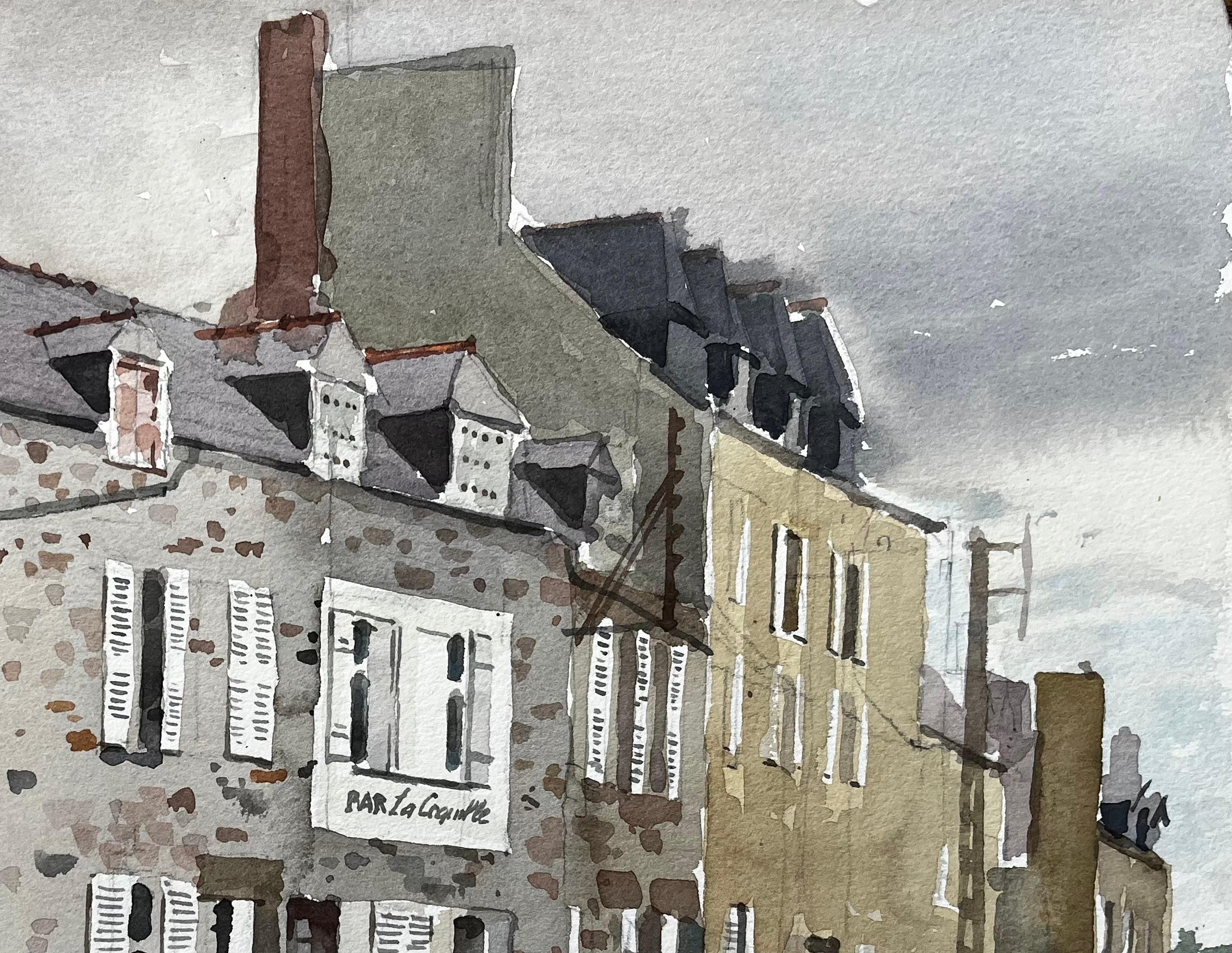 Französische Straßenszene mit Bar La Coquille Stadthaus im normannischen Stil Aquarell (Grau), Landscape Painting, von Anthony Herbert