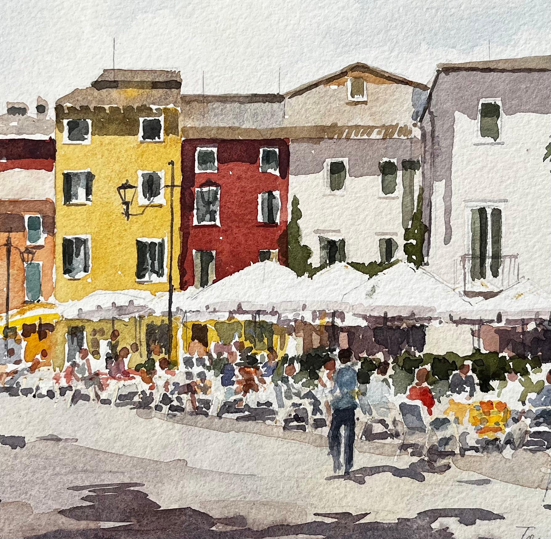 Italienische Piazza mit bunten Gebäuden und Straßencafé Continental Street im Angebot 2