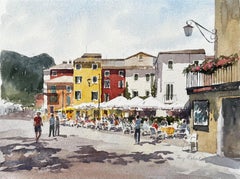 Plaza italiana con edificios de colores y café al aire libre Calle Continental