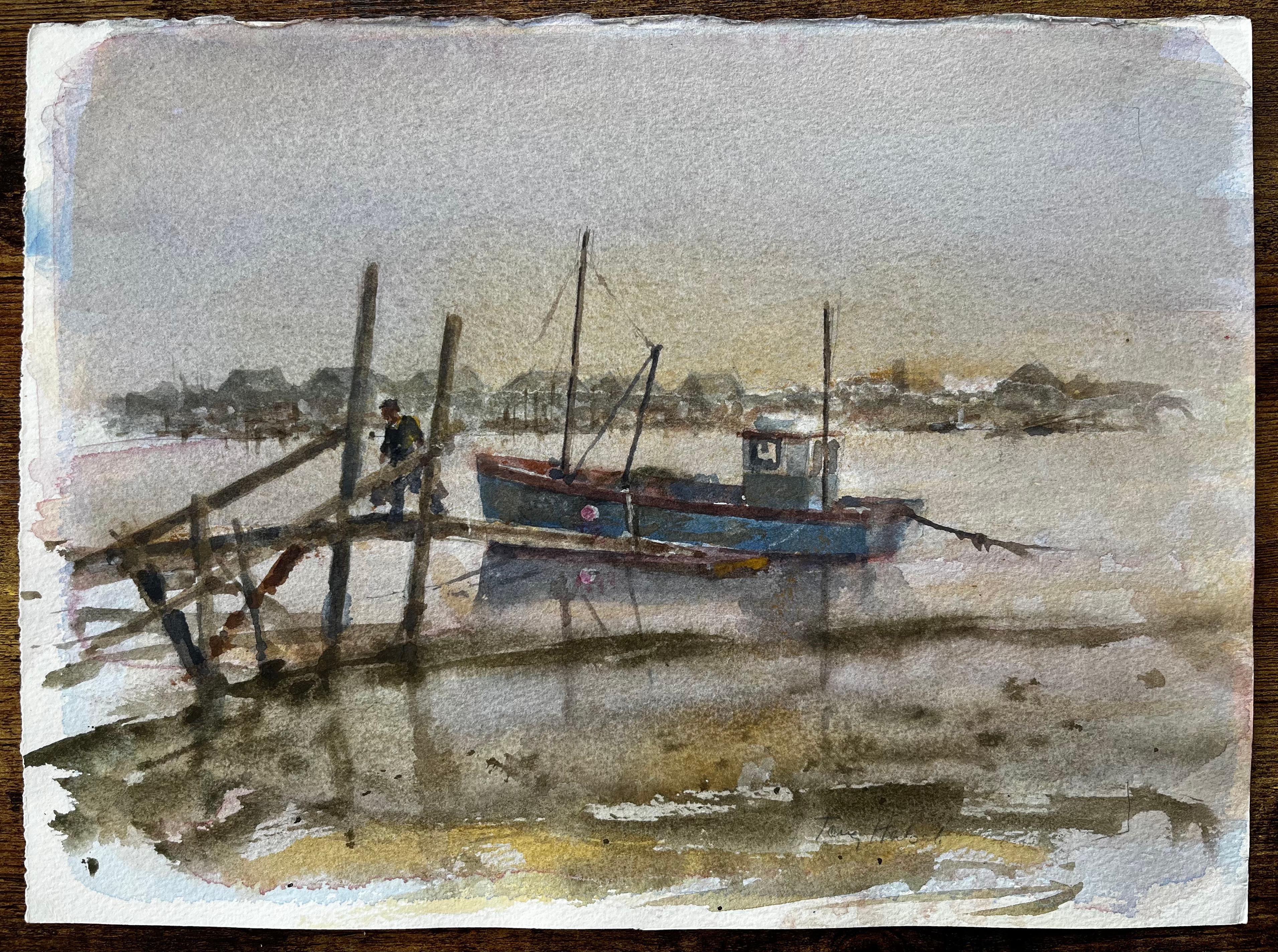 Neblige Mündung mit blauem Fischerboot und Figur und hölzernem Steg von Tony Herbert – Art von Anthony Herbert
