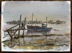 Estuario brumoso con barco de pesca azul y figura y embarcadero de madera por Tony Herbert