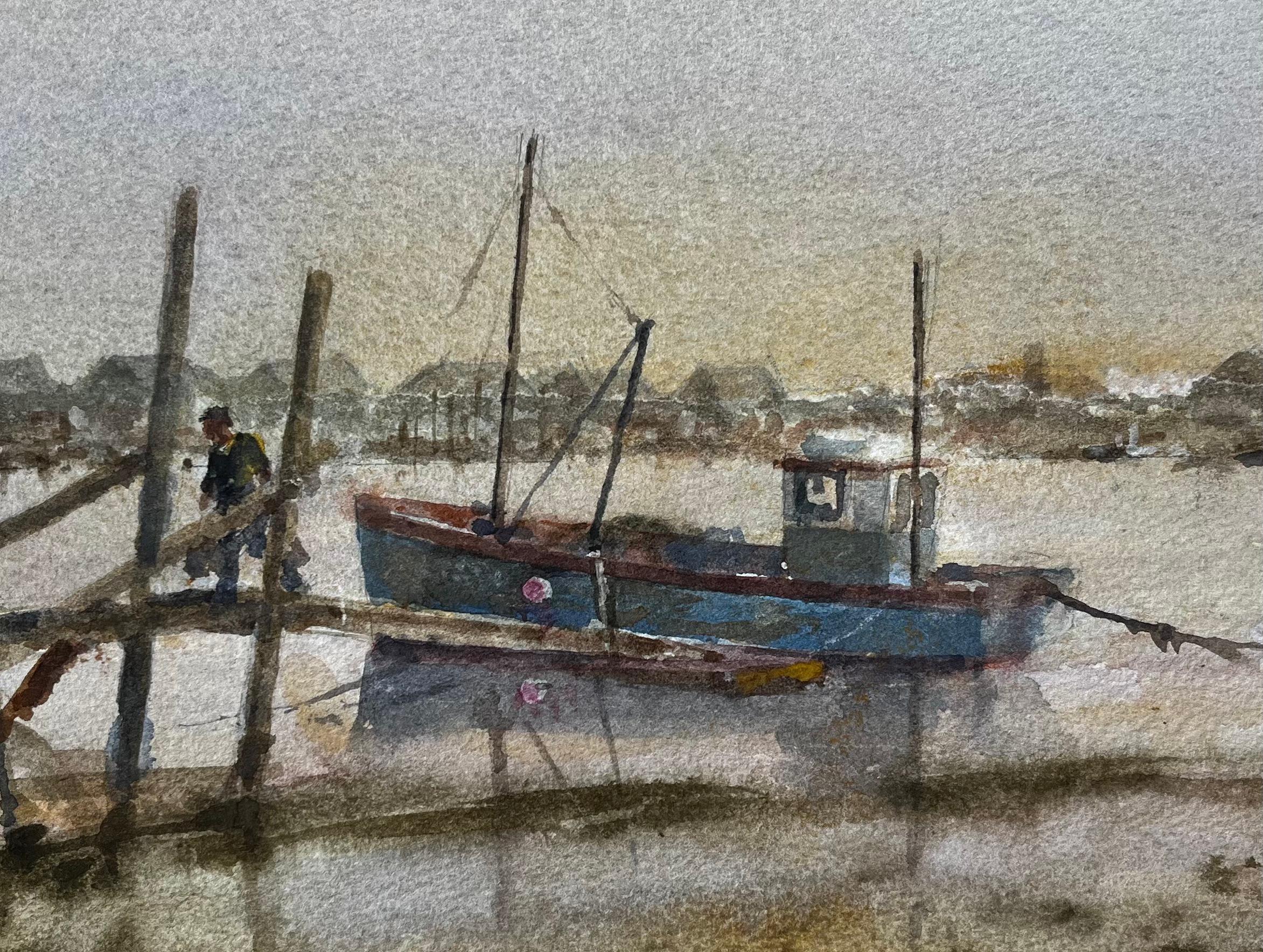 Neblige Mündung mit blauem Fischerboot und Figur und hölzernem Steg von Tony Herbert (Grau), Landscape Art, von Anthony Herbert