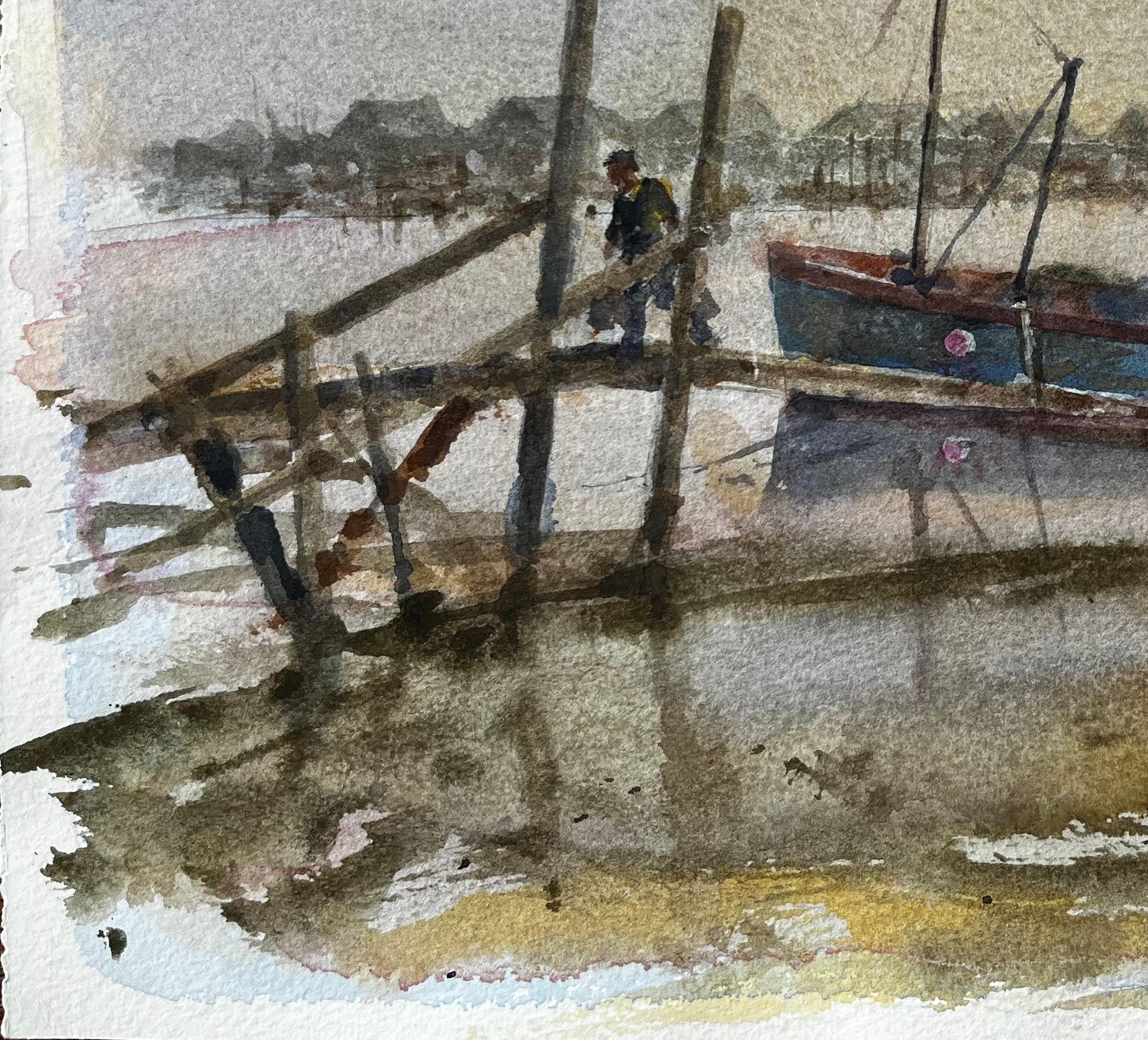 Titel: Neblige Mündung mit blauem Fischerboot und Figur und hölzernem Steg von Tony Herbert
Von Tony Herbert (1927-2024)
Unterzeichnet: Botton rechts
Medium: Aquarell auf Künstlerpapier
Größe: 11 x 14,75 Zoll 
Zustand: Insgesamt gut; leichte