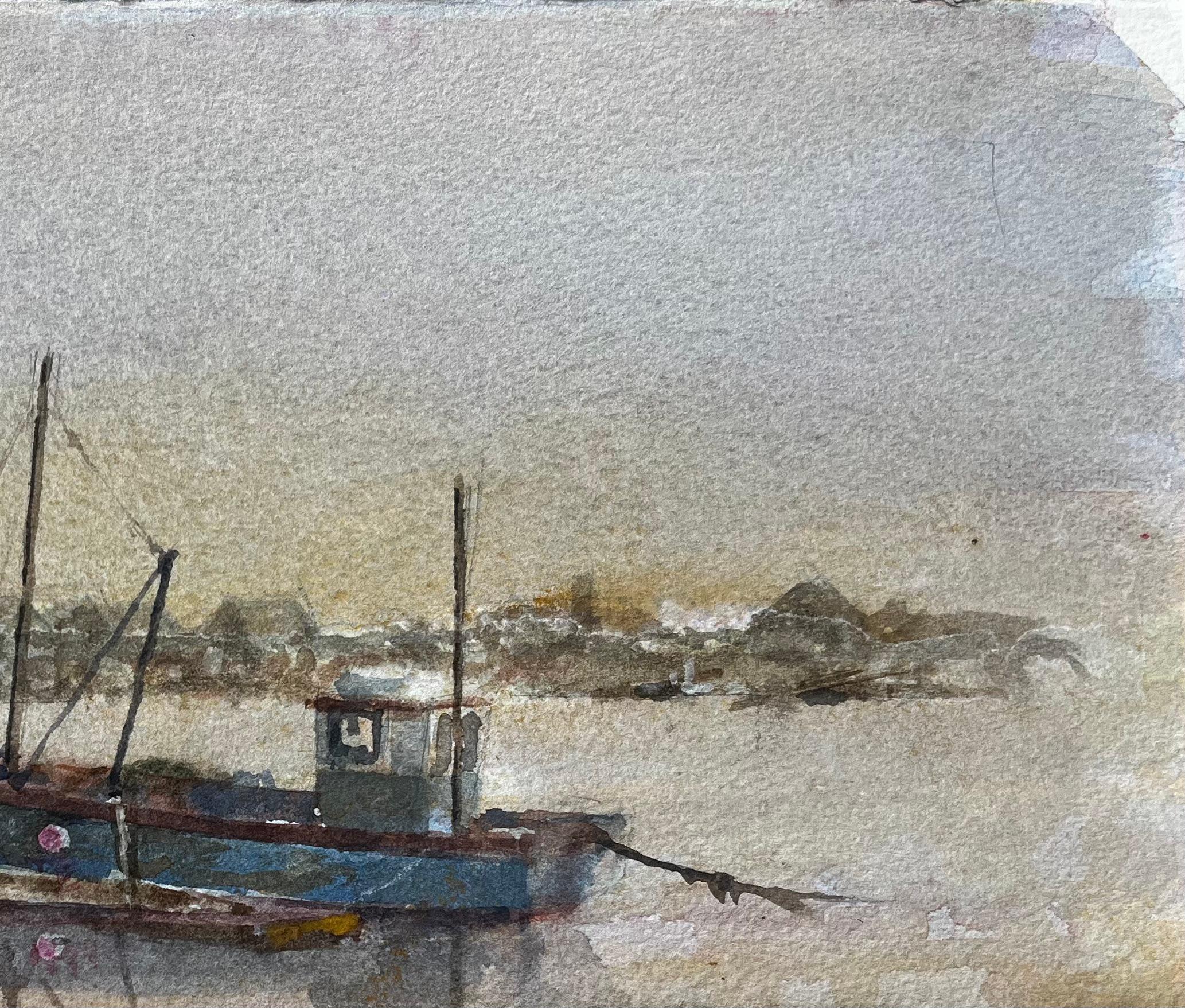 Neblige Mündung mit blauem Fischerboot und Figur und hölzernem Steg von Tony Herbert im Angebot 1