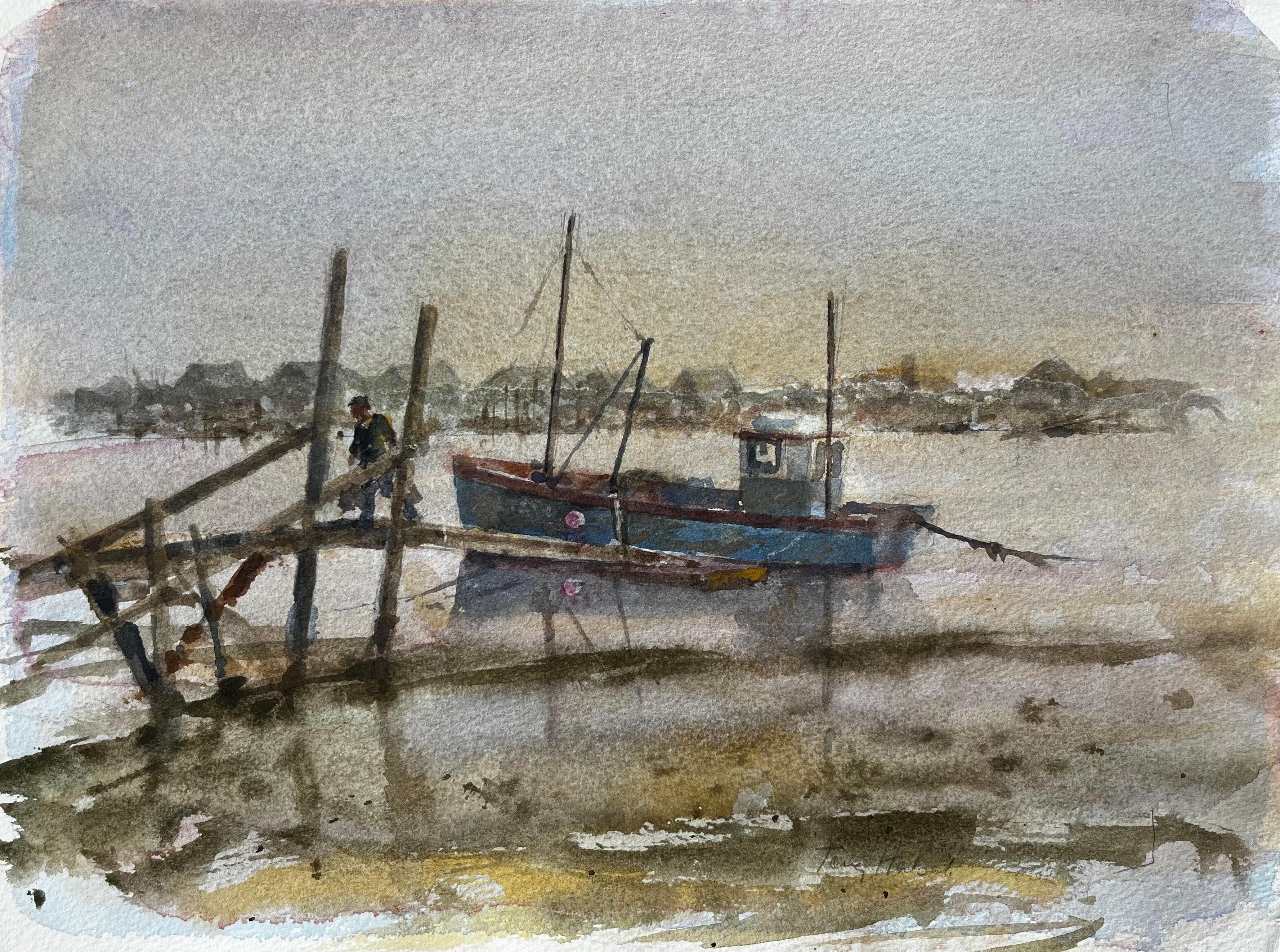 Neblige Mündung mit blauem Fischerboot und Figur und hölzernem Steg von Tony Herbert