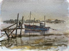 Estuario brumoso con barco de pesca azul y figura y embarcadero de madera por Tony Herbert