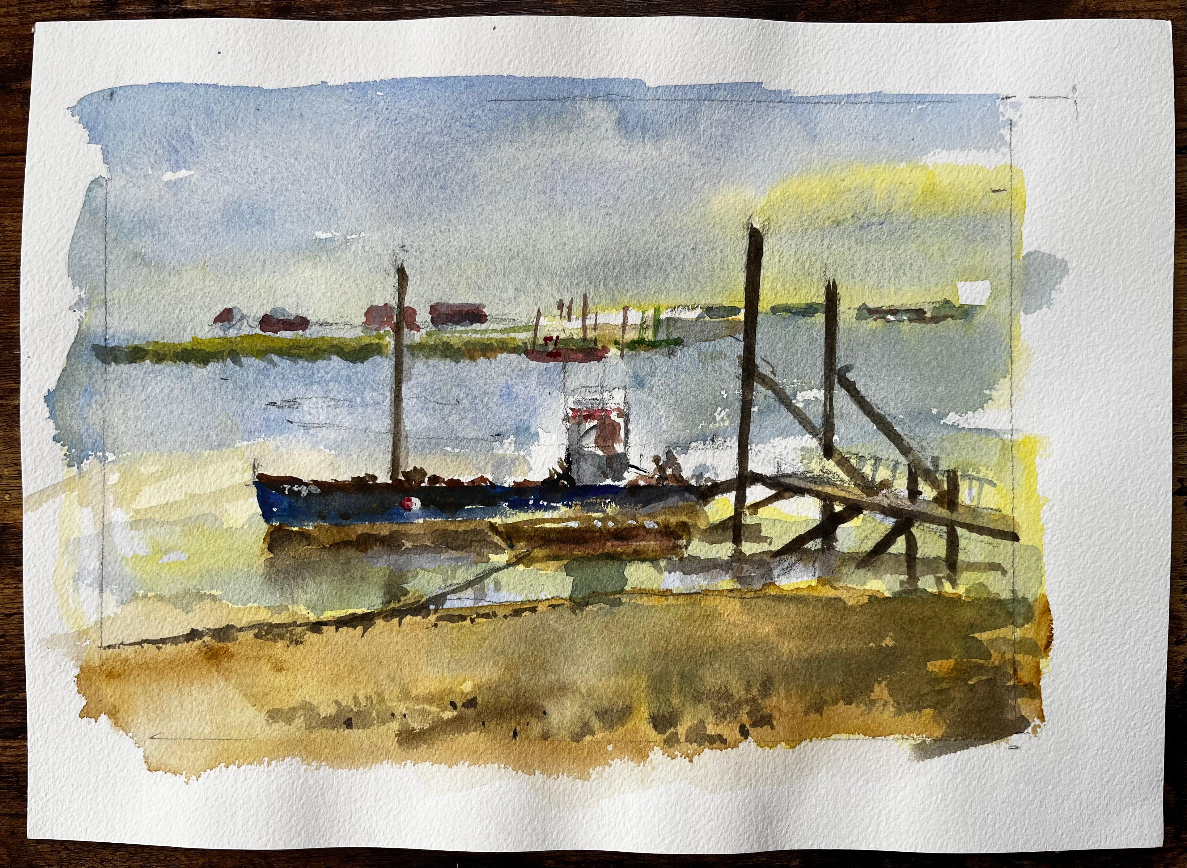 Vertäutes Fischerboot mit Anlegesteg und entfernten Schuppen Maritimes Aquarell Ostküste – Art von Anthony Herbert