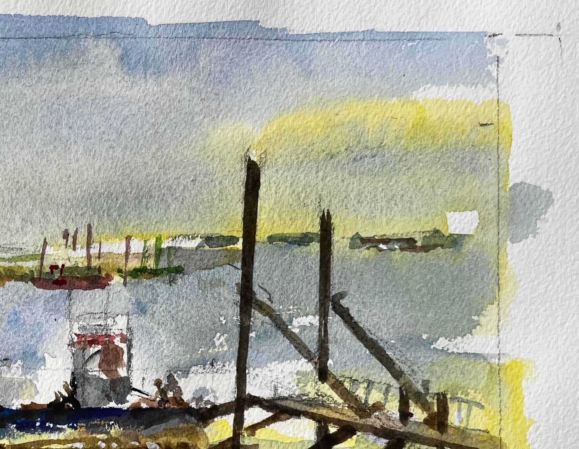 Vertäutes Fischerboot mit Anlegesteg und entfernten Schuppen Maritimes Aquarell Ostküste (Impressionismus), Art, von Anthony Herbert