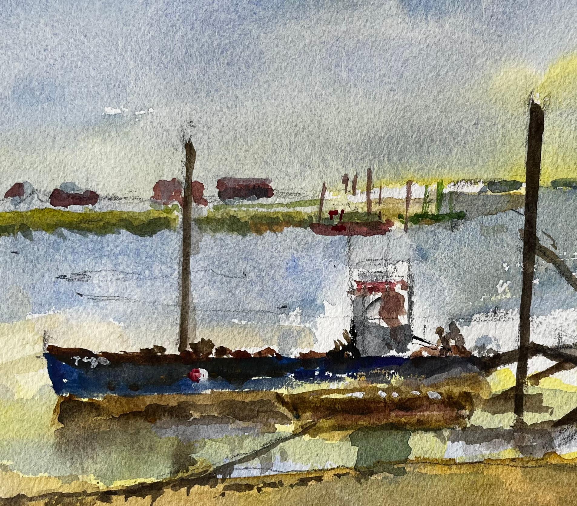 Titel: Vertäutes Fischerboot mit Anlegesteg und entfernten Schuppen Maritimes Aquarell Ostküste
Von Tony Herbert (1927-2024)
Medium: Aquarell auf Künstlerpapier
Größe: 10,25 x 14,25 Zoll 
Zustand: gut; leichte Randwölbung wie bei unmontiertem