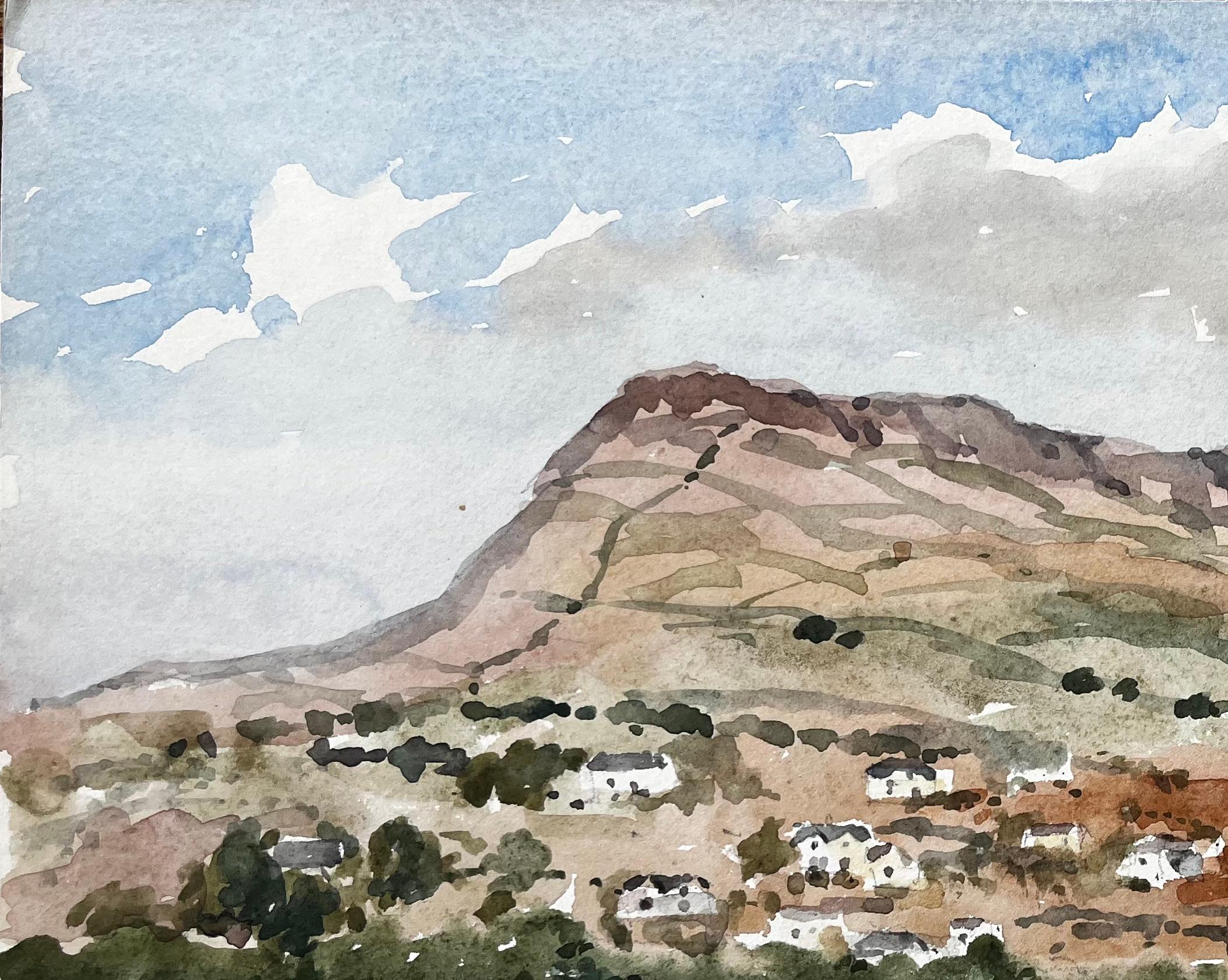 Bergdorf mit grasbewachsenem Vordergrund und blauem Himmel Schwarzer Felsensand Wales (Impressionismus), Art, von Anthony Herbert