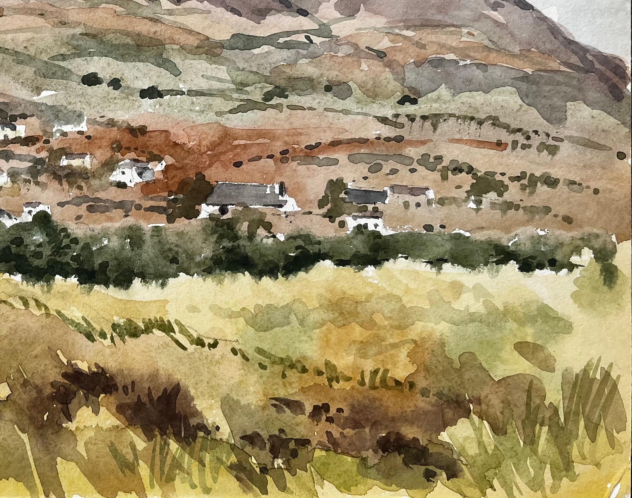 Bergdorf mit grasbewachsenem Vordergrund und blauem Himmel Schwarzer Felsensand Wales (Beige), Landscape Art, von Anthony Herbert