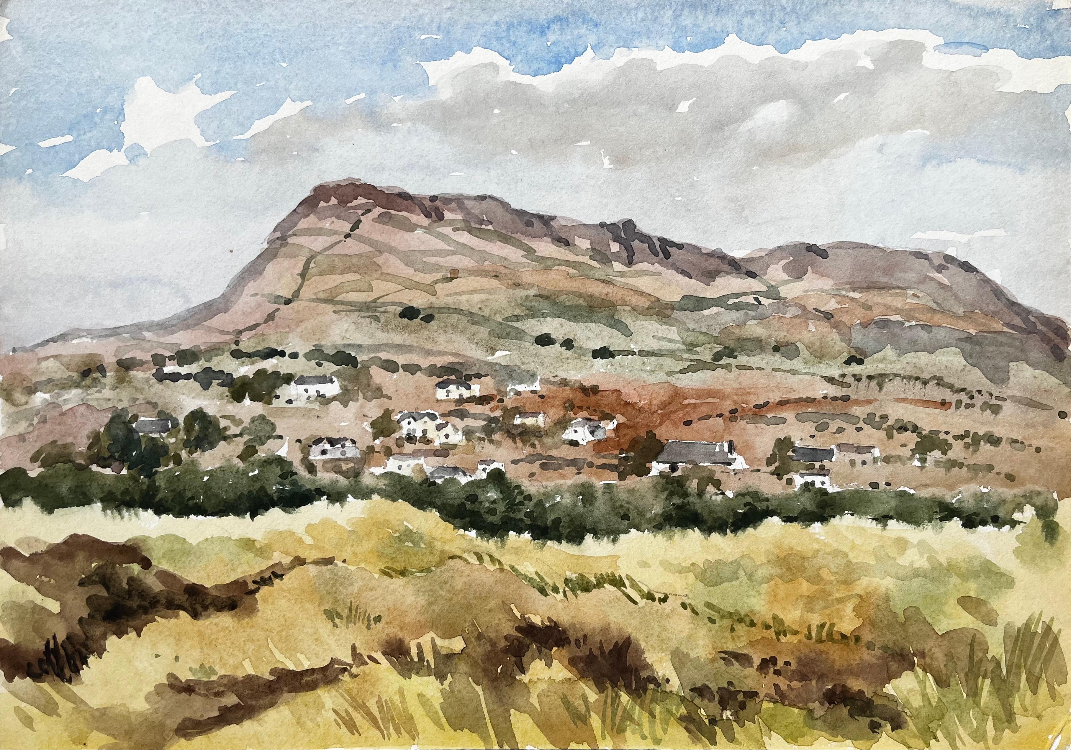 Anthony Herbert Landscape Art – Bergdorf mit grasbewachsenem Vordergrund und blauem Himmel Schwarzer Felsensand Wales
