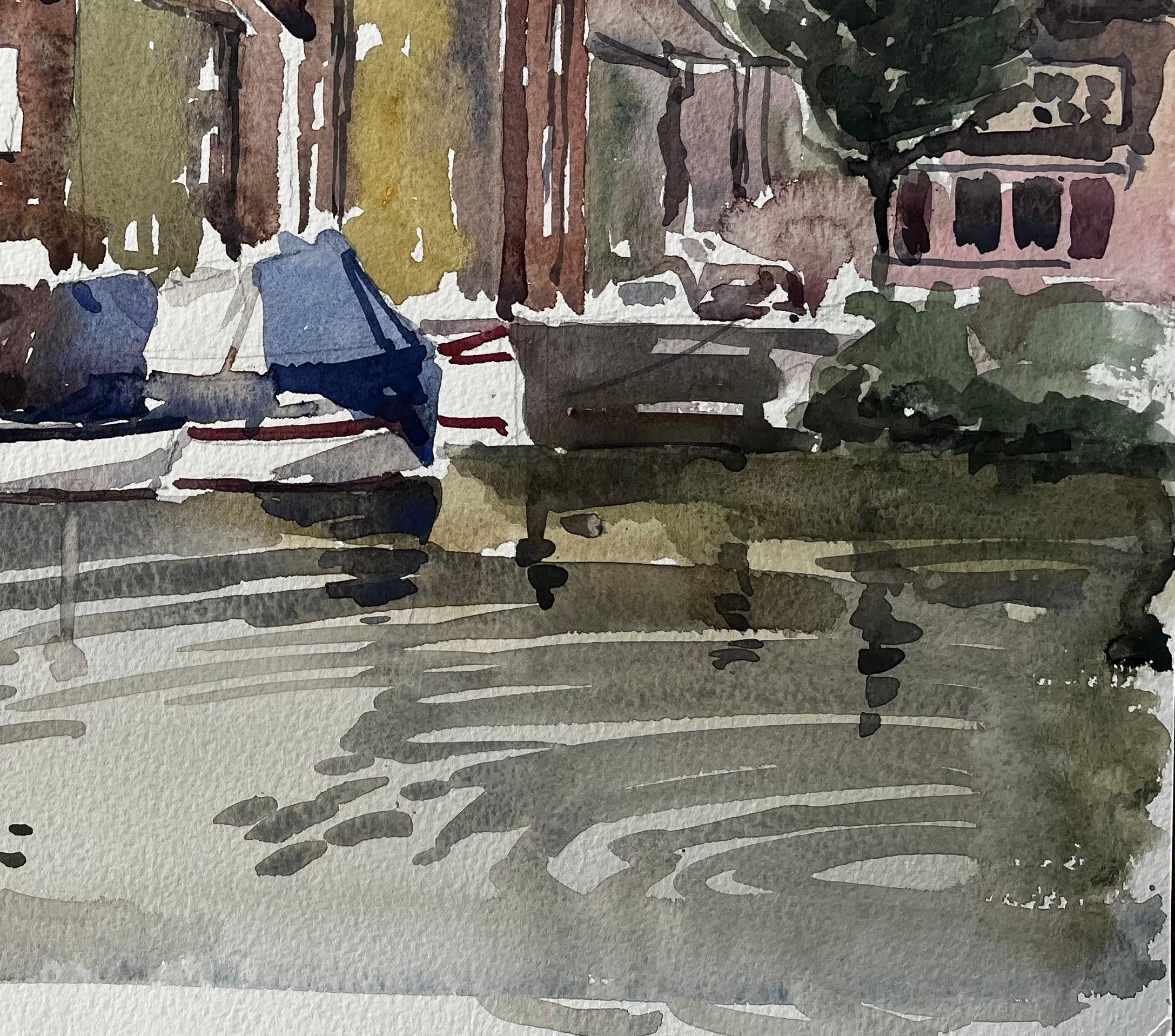 Titel: Original-Aquarell Vertäute Segelboote und Uferbebauung mit Spiegelungen
Von Tony Herbert (1927-2024)
Medium: Aquarell auf Künstlerpapier
Größe: 11,25 x 14,75 Zoll
Zustand: Insgesamt gut; leichte Abnutzung an den Ecken und leichte Verformung