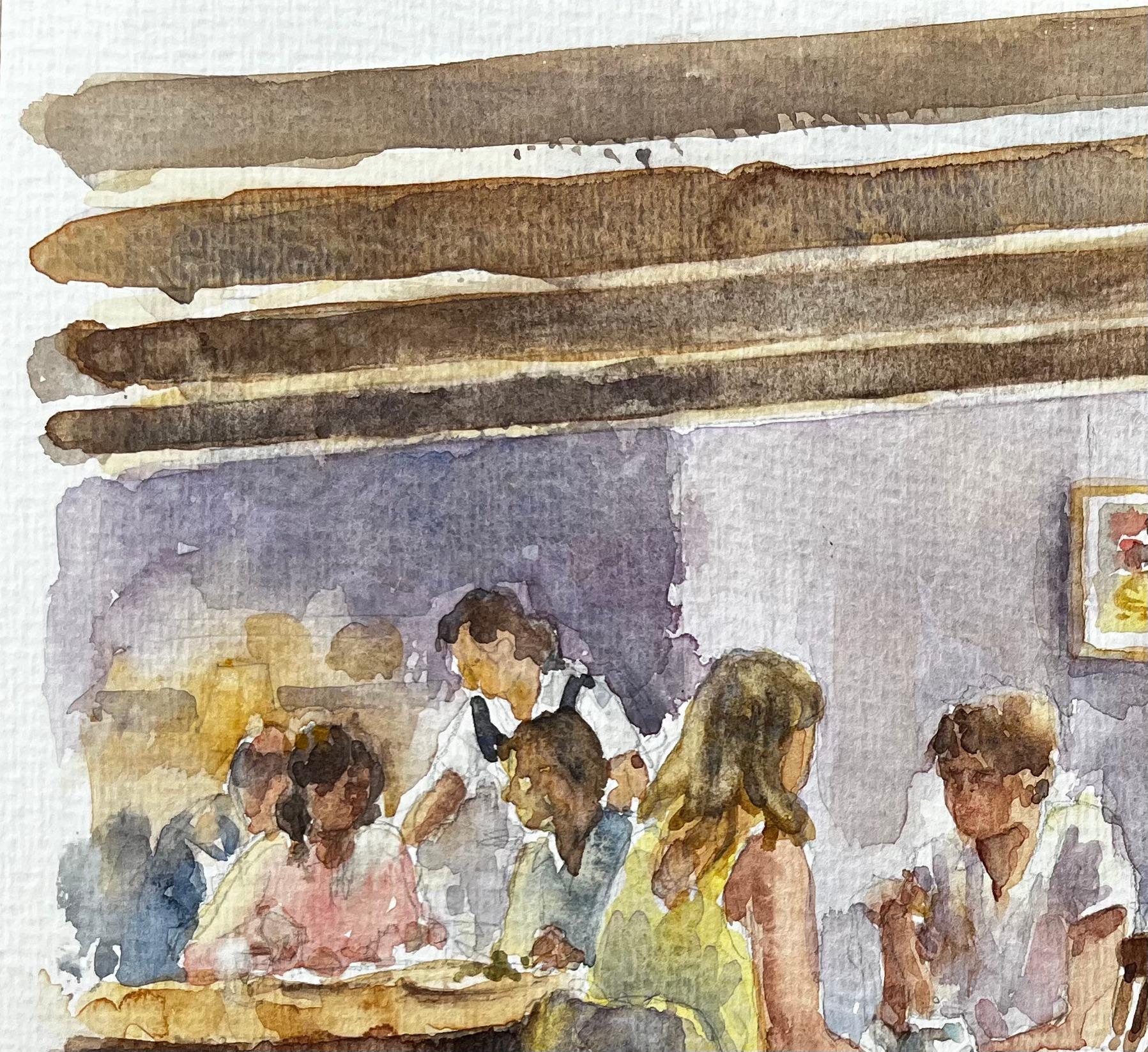 Menschen speisen in einem gemütlichen Café mit Balkendecke und warmer lila Wandgestaltung im Angebot 1