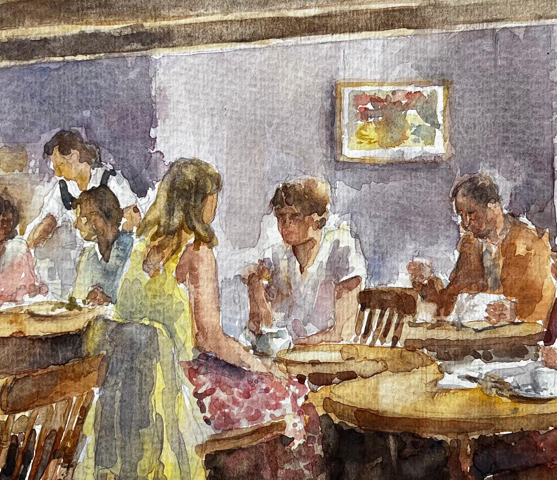 Menschen speisen in einem gemütlichen Café mit Balkendecke und warmer lila Wandgestaltung im Angebot 2