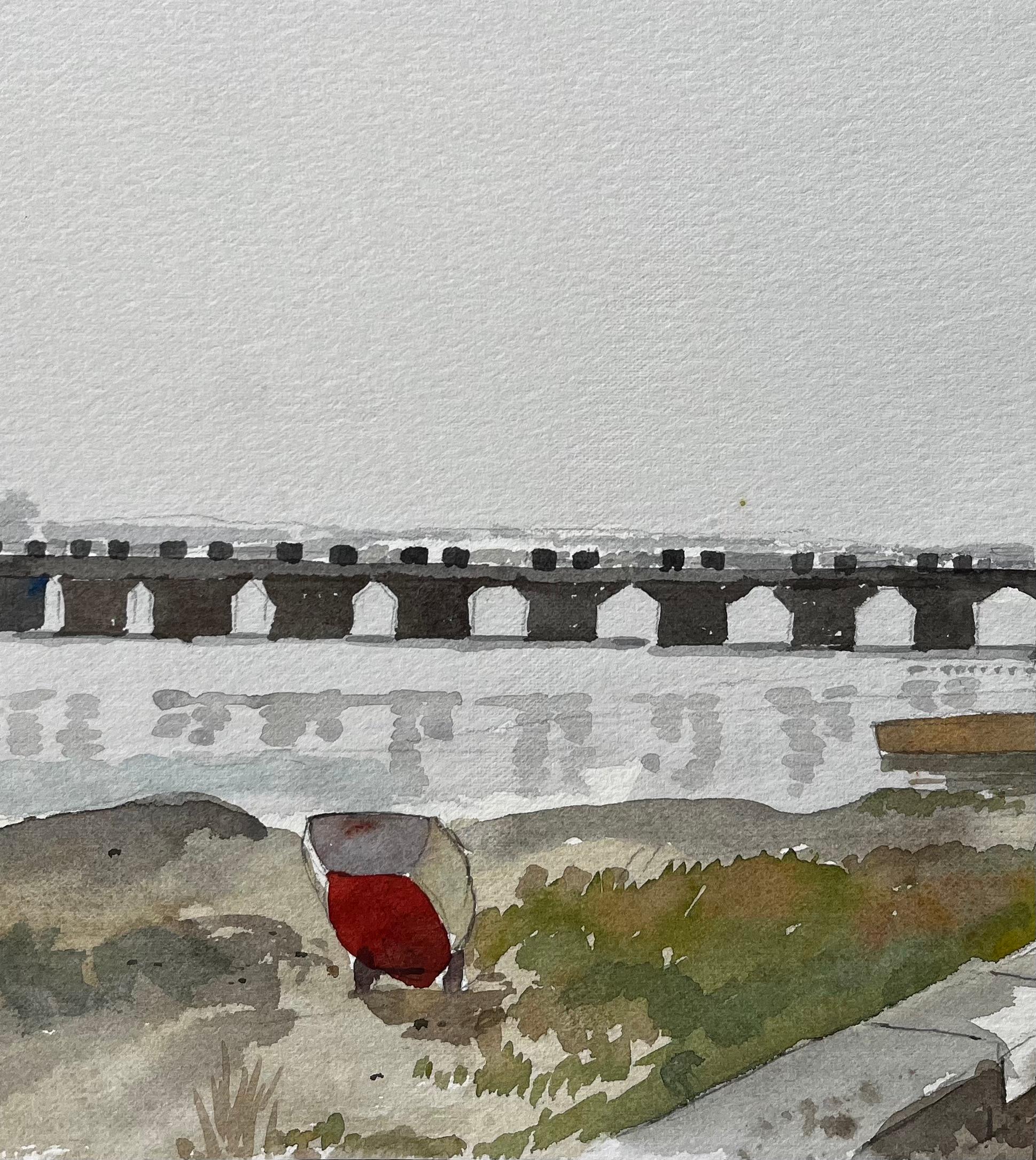 Pont Bel Bretagne Pont arqué au-dessus de l'eau avec bateaux amarrés et coque rouge 1988 - Gris Landscape Painting par Anthony Herbert