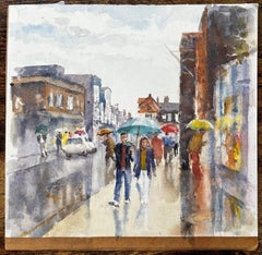 Scena di strada piovosa acquerellata con ombrelli e acquirenti in una strada principale urbana
