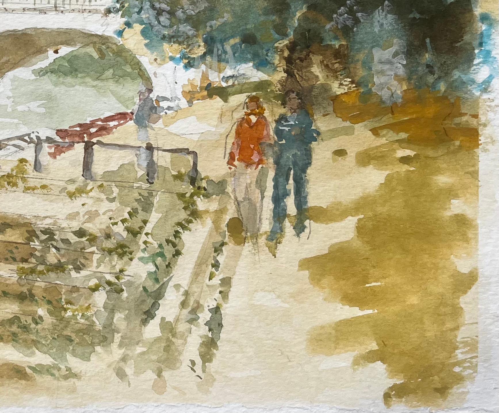 Spaziergang am Flussufer bei der Richmond Bridge mit Booten und Bäumen Londoner Aquarellszene (Beige), Landscape Painting, von Anthony Herbert
