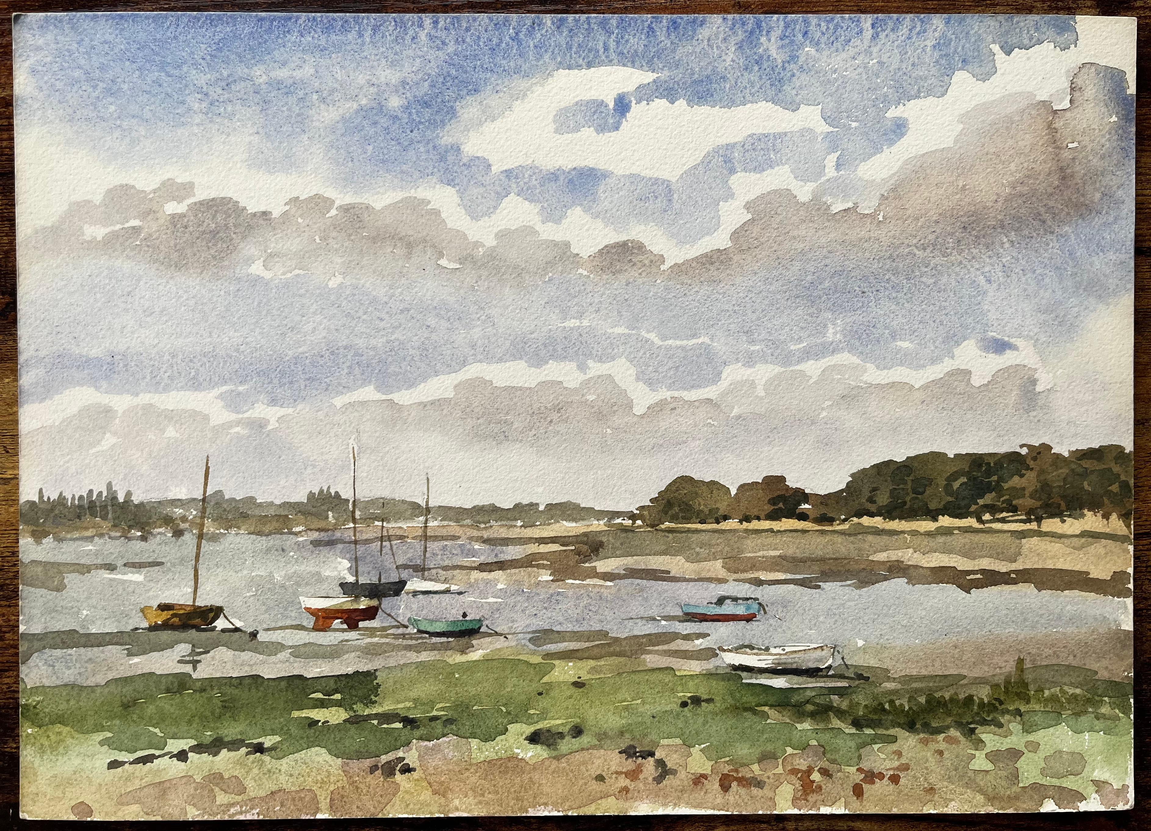 Segelboote bei Ebbe mit grasbewachsenem Ufer Dell Quay Harbour Sussex bei Chichester – Art von Anthony Herbert