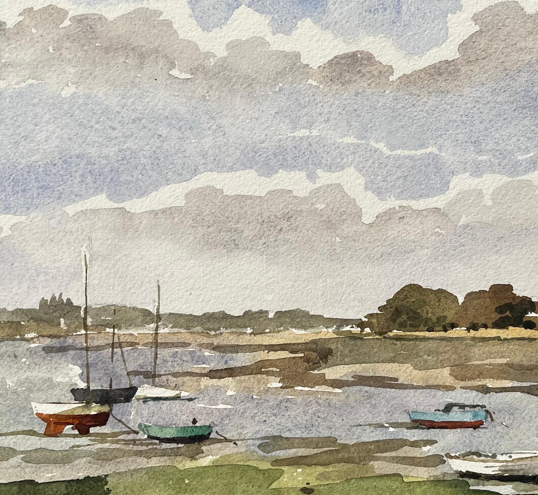 Segelboote bei Ebbe mit grasbewachsenem Ufer Dell Quay Harbour Sussex bei Chichester im Angebot 2