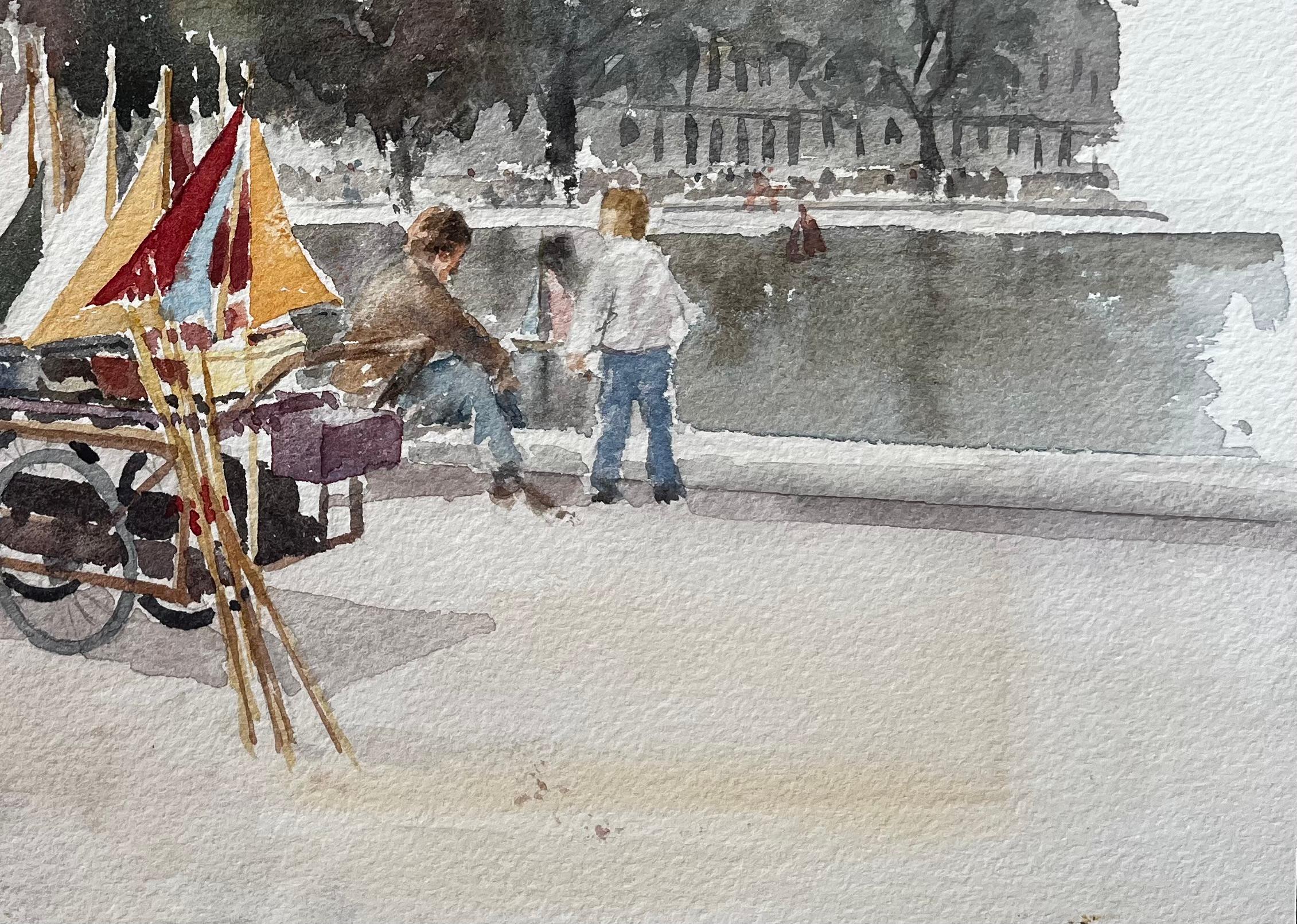 Segelboote im Jardin Du Luxembourg Paris mit Figuren am Teich (Grau), Landscape Art, von Anthony Herbert