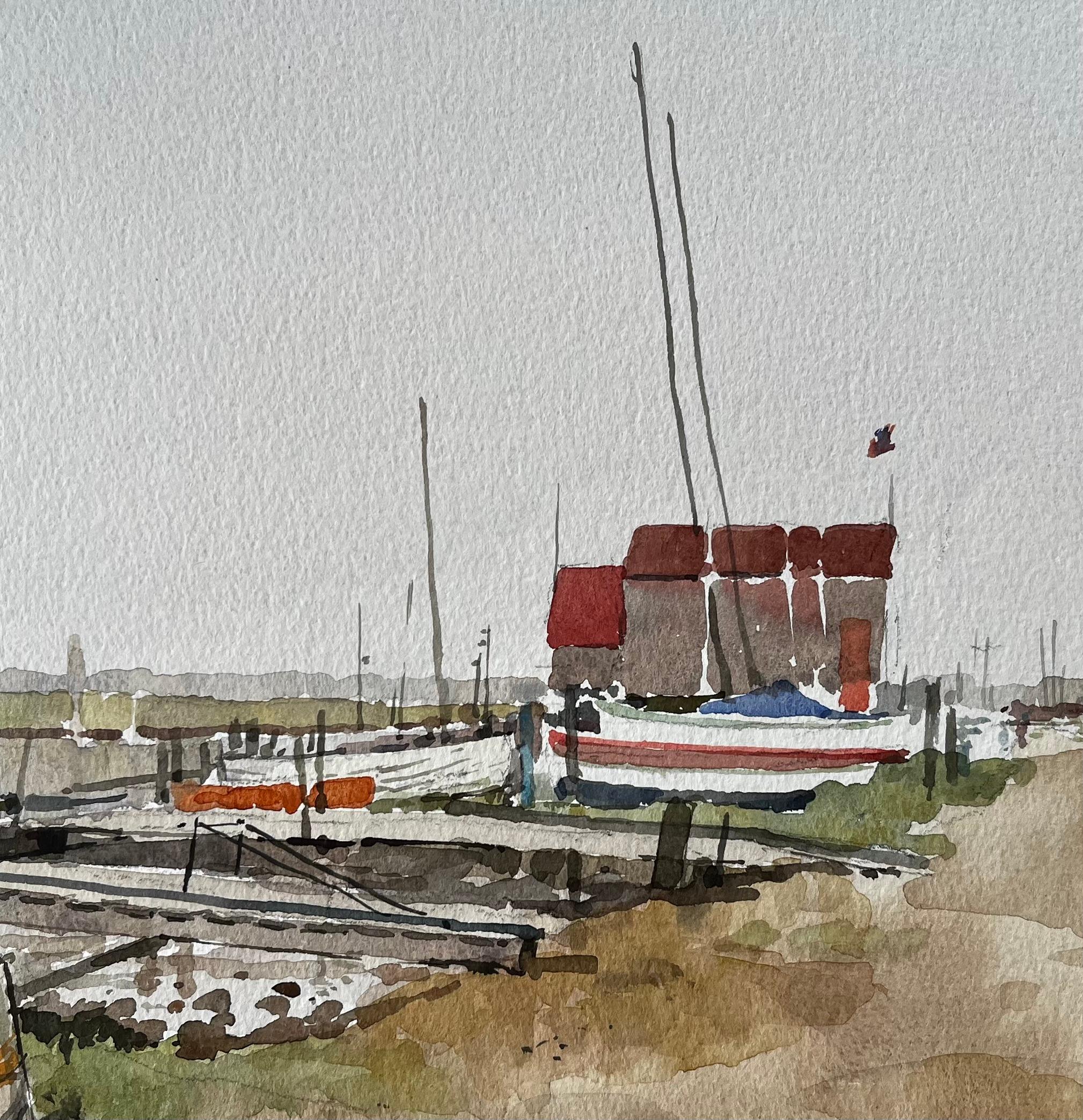 Bateaux et hangars à bateaux du port de Southwold avec la jetée et les vasières de l'estuaire 1992 en vente 1