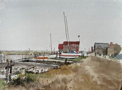 Bateaux et hangars à bateaux du port de Southwold avec la jetée et les vasières de l'estuaire 1992