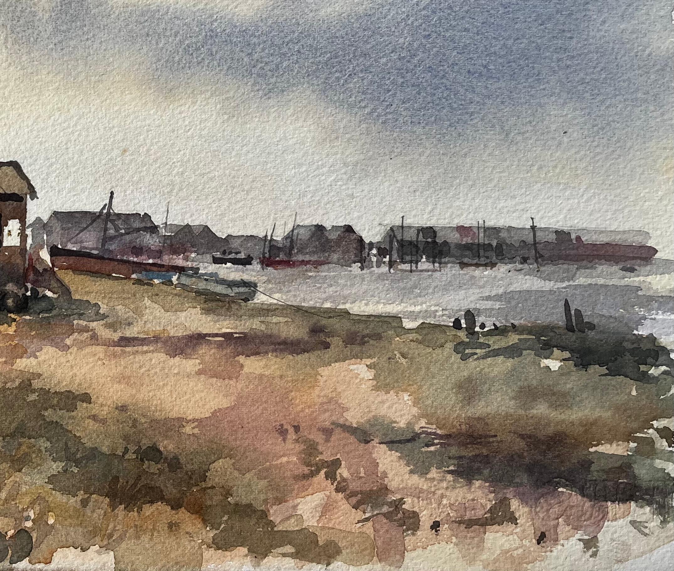 Southwold Harbour Fährhaus mit entfernter Küstenlinie und Booten Aquarell (Grau), Landscape Painting, von Anthony Herbert