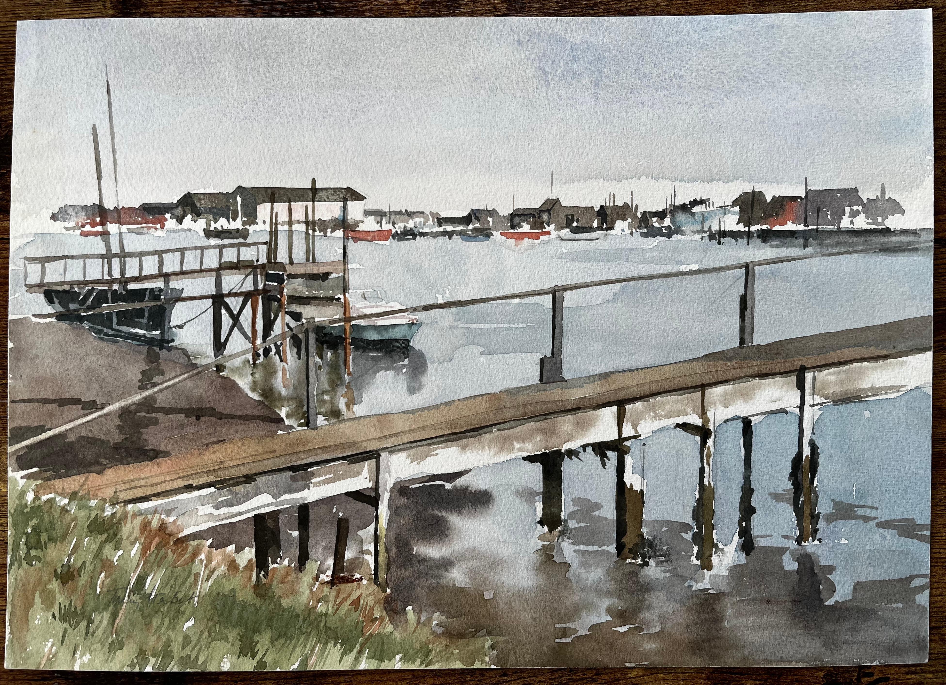 Southwold Harbour Suffolk Blick über die Mündung mit Anlegebooten und Fischerhütten – Art von Anthony Herbert