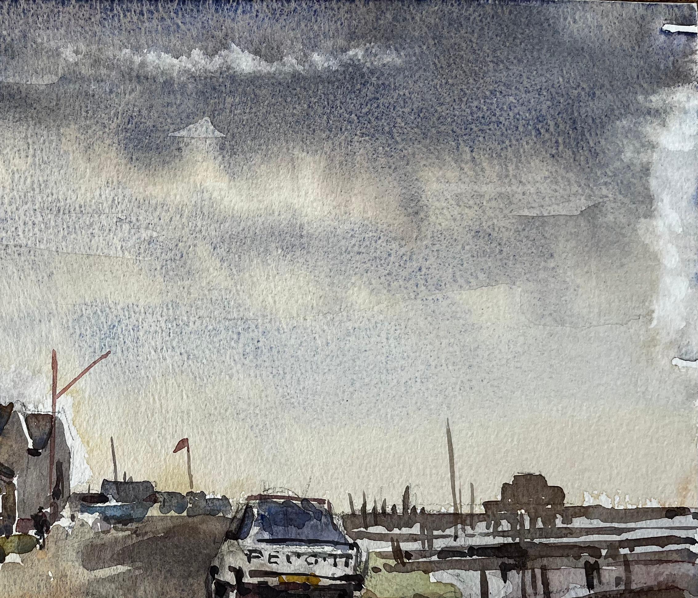 Titel: Southwold Harbour mit vertäuten Schiffen Peugeot Auto und bewölktem Himmel
Von Tony Herbert (1927-2024)
Signiert: Unten links
Medium: Aquarell auf Künstlerpapier
Größe: 11 x 15 Zoll 
Zustand: Insgesamt gut; leichte Randabnutzung an den