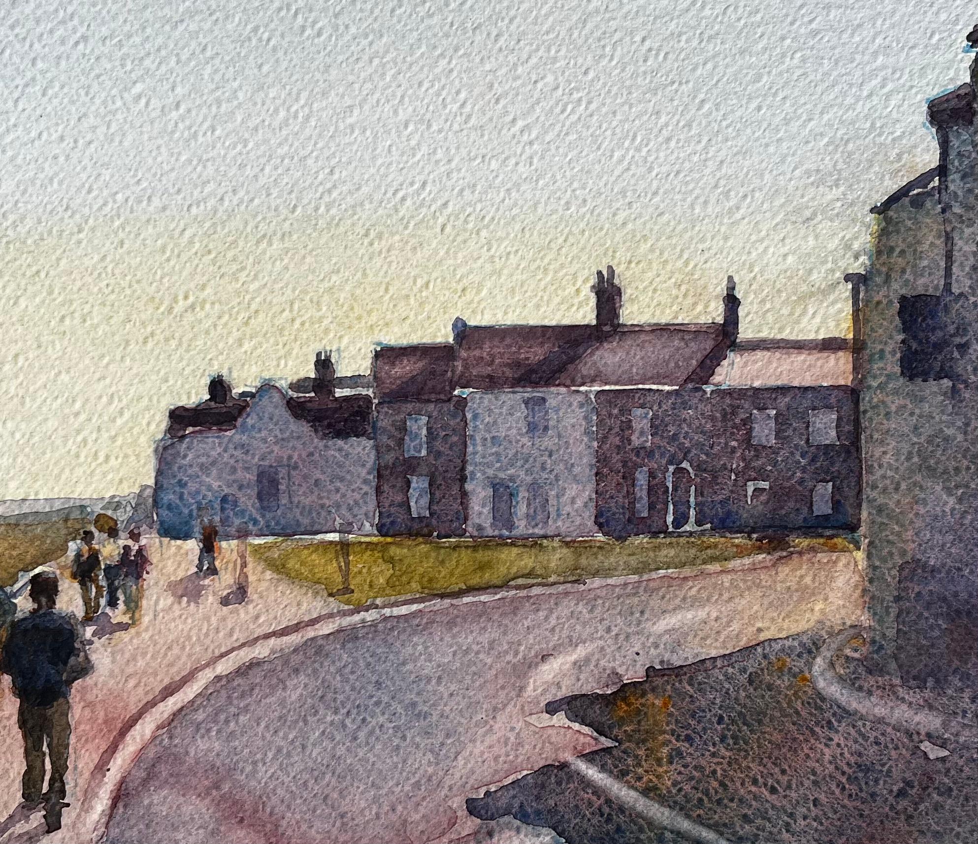 Promenade de Southwold dans la lumière du matin avec des personnages et des maisons en bord de mer en vente 2