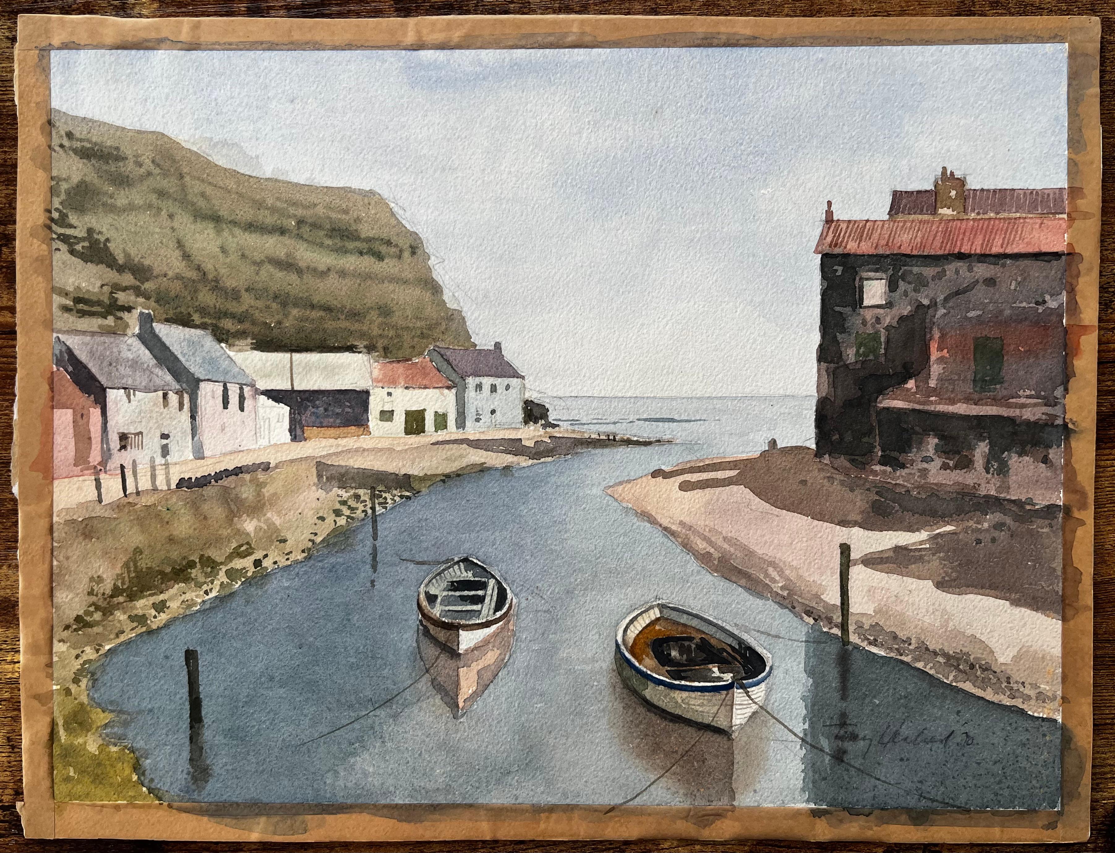Bateaux du port de Staithes avec falaise et chalets de bord de mer Aquarelle du Yorkshire - Art de Anthony Herbert