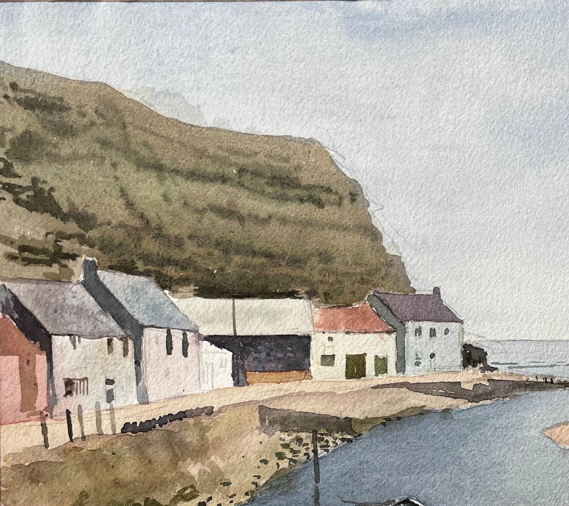 Bateaux du port de Staithes avec falaise et chalets de bord de mer Aquarelle du Yorkshire - Impressionnisme Art par Anthony Herbert