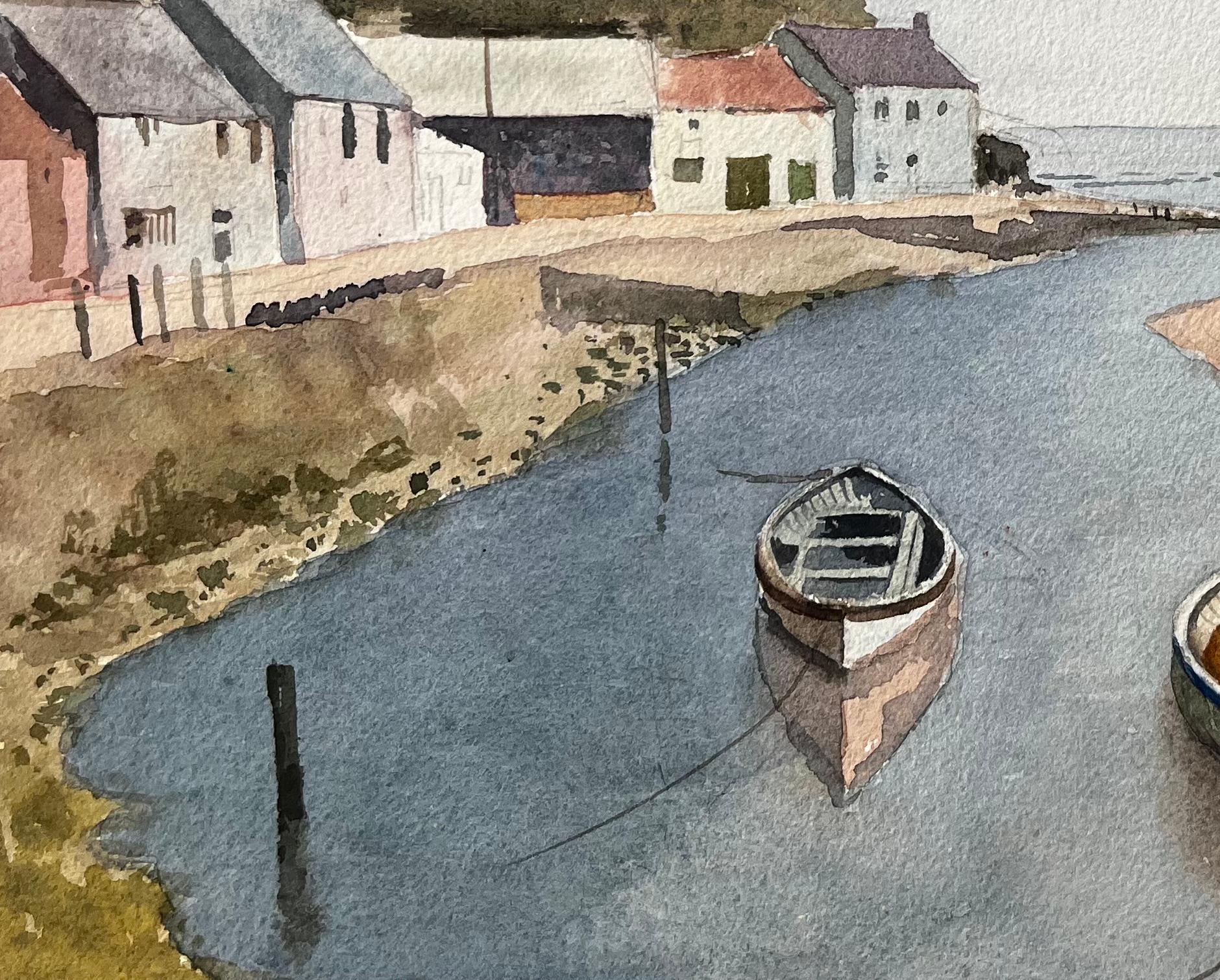 Bateaux du port de Staithes avec falaise et chalets de bord de mer Aquarelle du Yorkshire - Gris Landscape Art par Anthony Herbert