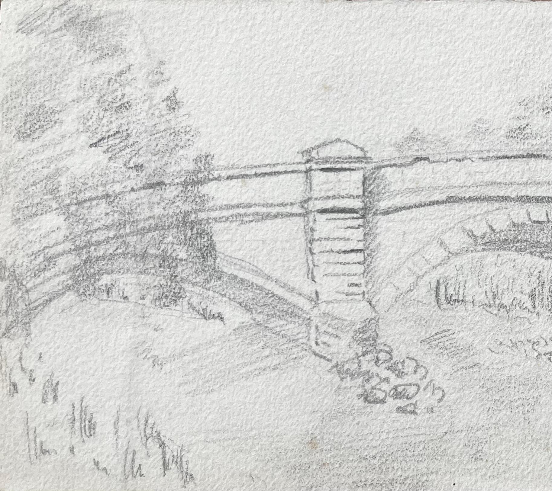 Titel: Steinbrücke Flusslandschaft mit Bäumen und Stadthaus Bleistiftzeichnung
Von Tony Herbert (1927-2024)
Medium: Bleistiftzeichnung auf Papier, ungerahmt
Größe: 4 Zoll (Höhe) x 9,5 Zoll (Breite)
Zustand: gut, einige altersbedingte
