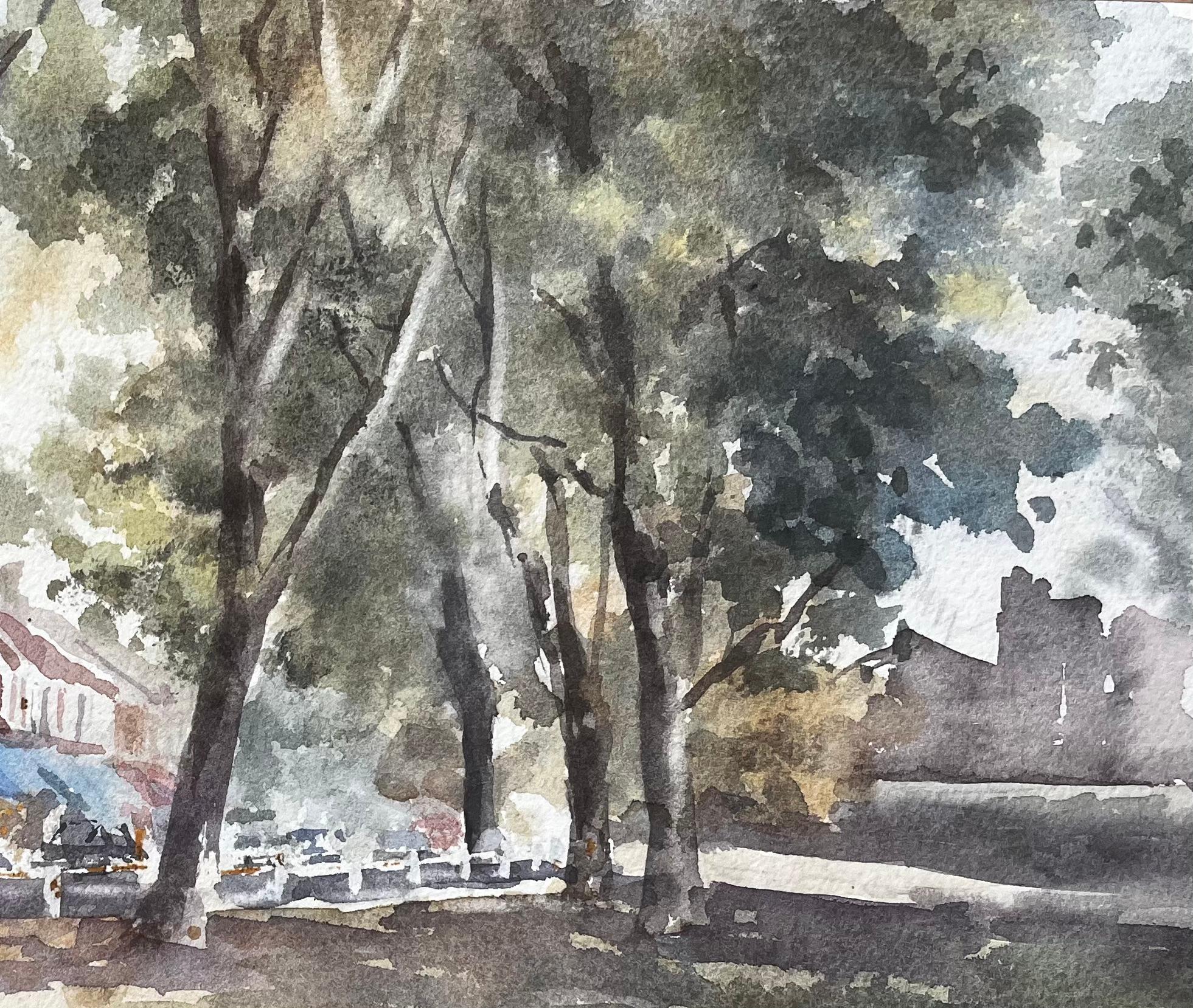 Titel: Baumgesäumte Straße mit Geschäften und rotem Auto West Londoner Vorstadtszene Aquarell
Von Tony Herbert (1927-2024)
Signiert: Rechte untere Ecke
Medium: Aquarell auf Papier, ungerahmt
Größe: 11,25 Zoll (Höhe) x 15,25 Zoll (Breite)
Zustand: