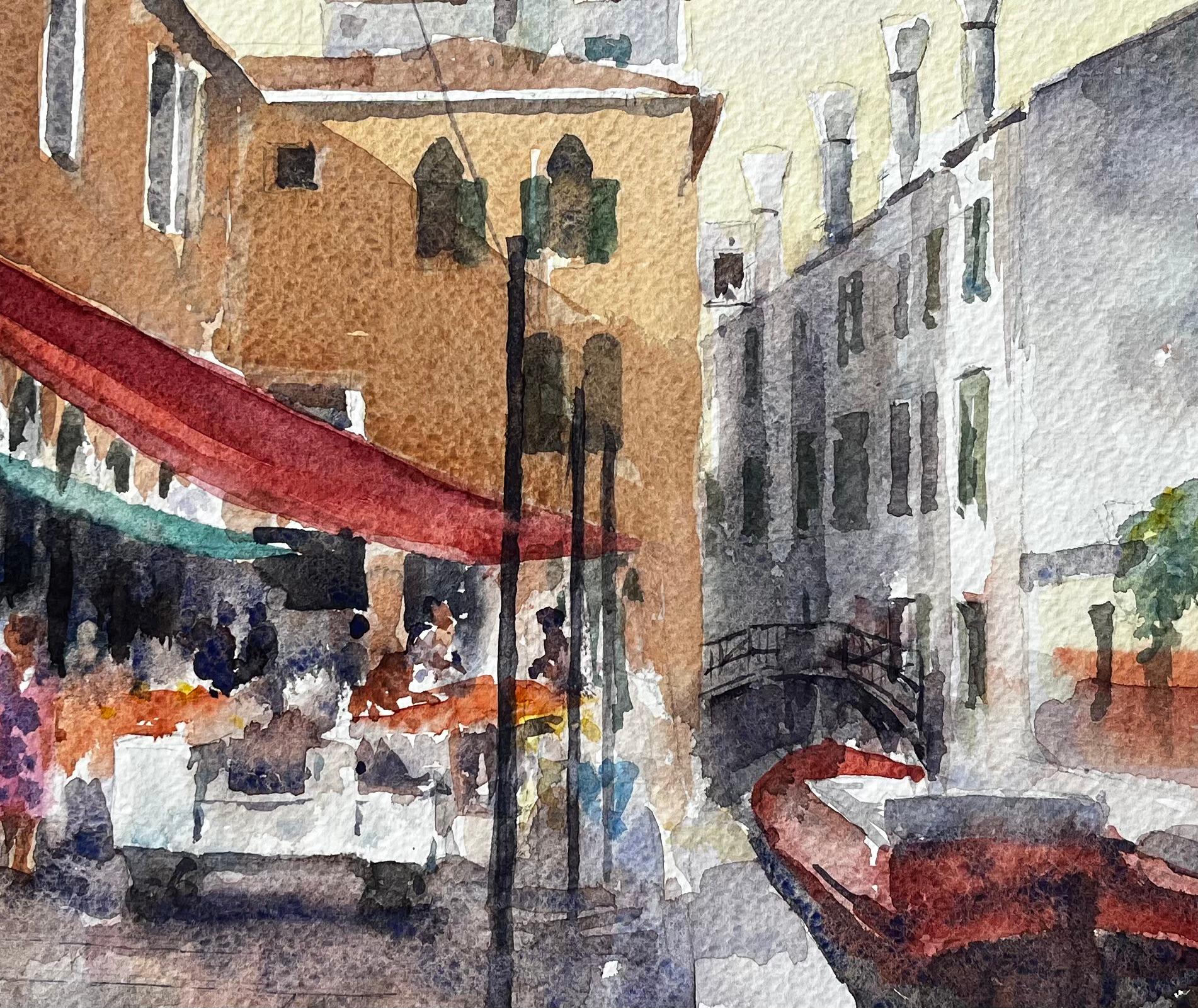 Scène de marché à Venise avec bateau rouge et pont de canal Peinture aquarelle originale en vente 2