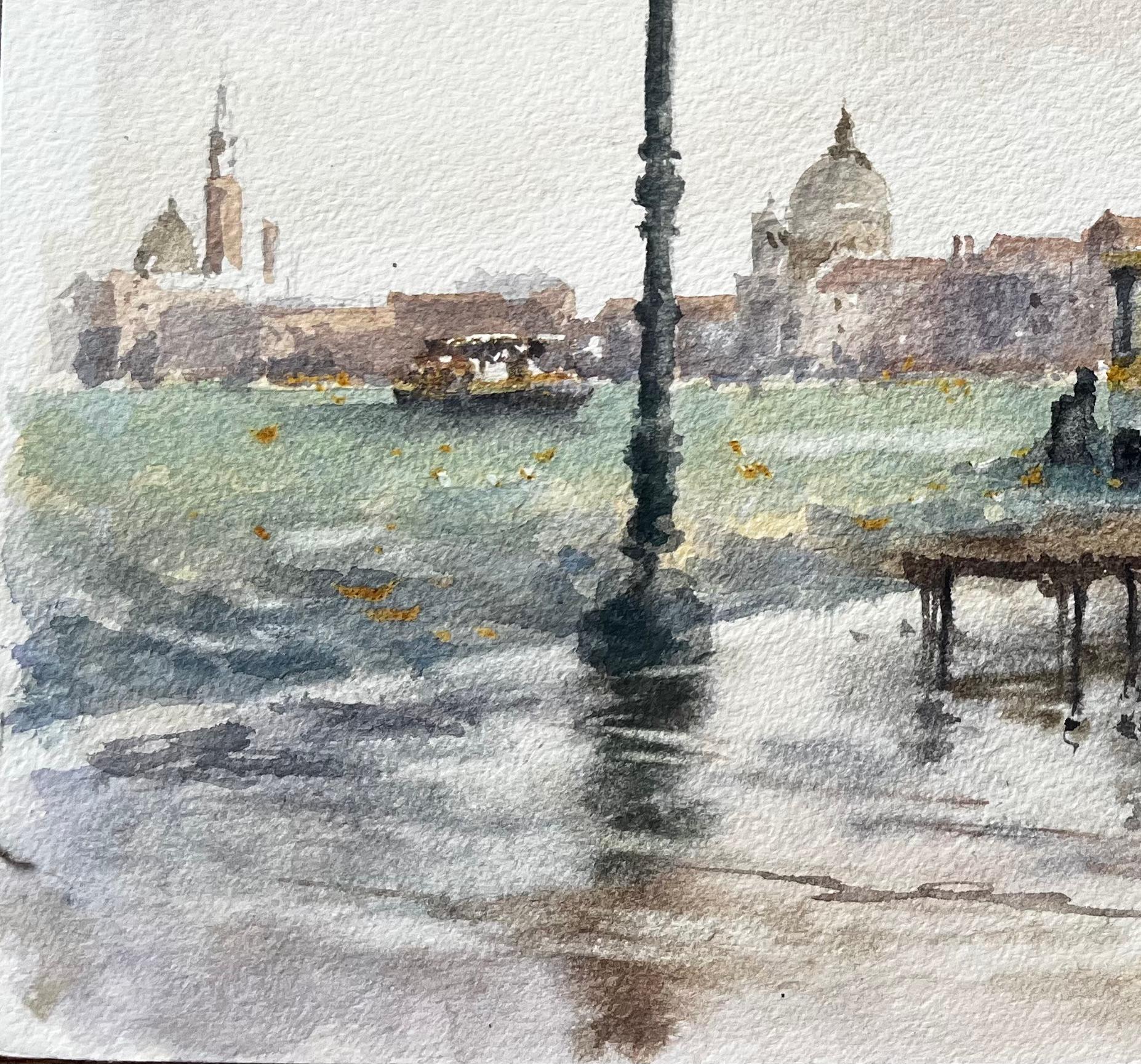 Venedig Waterfront Szene mit Laternenpfählen und Vaporetto Original Aquarell (Grau), Landscape Painting, von Anthony Herbert