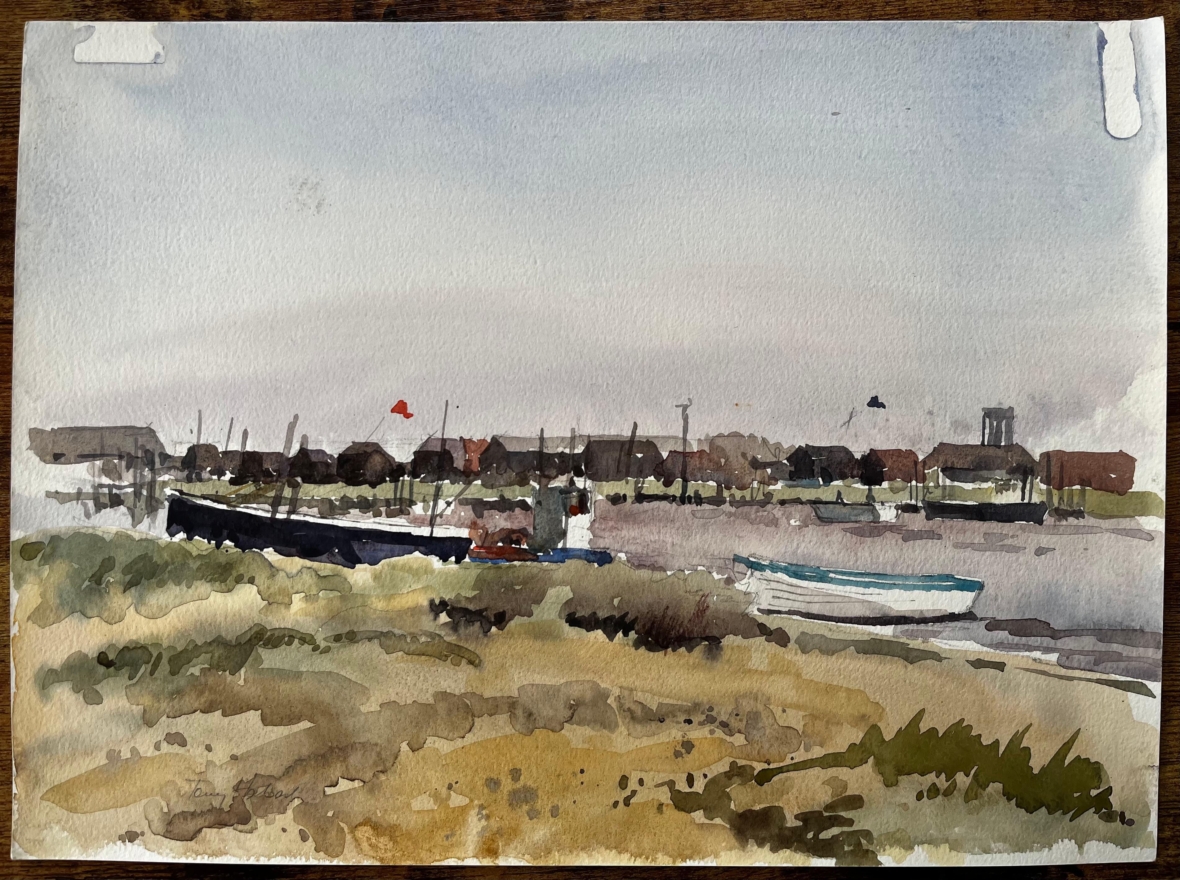 Walberswick Boote und Fischerhütten am Flussufer mit Gräsern und roter Flagge – Painting von Anthony Herbert